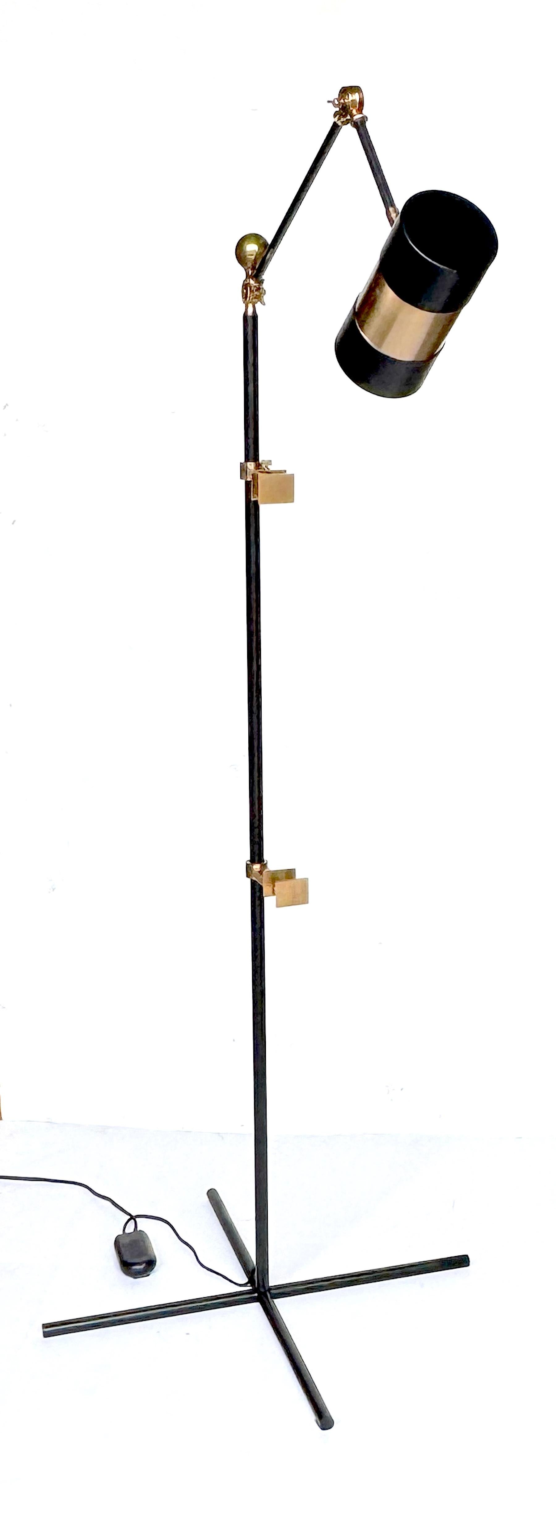 Cavalletto per lampada da terra moderno in ottone e smaltato, regolabile, fine del XX secolo in vendita 4