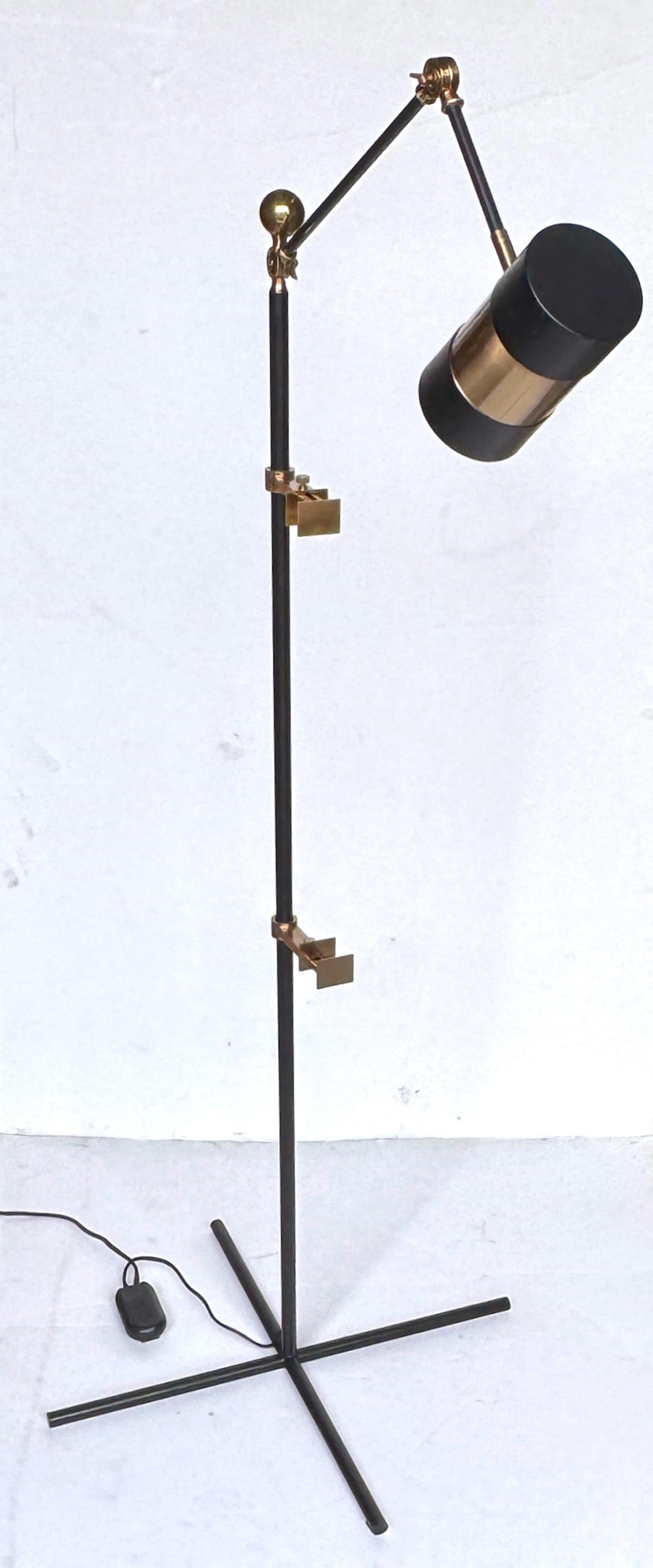 Cavalletto per lampada da terra moderno in ottone e smaltato, regolabile, fine del XX secolo in vendita 5