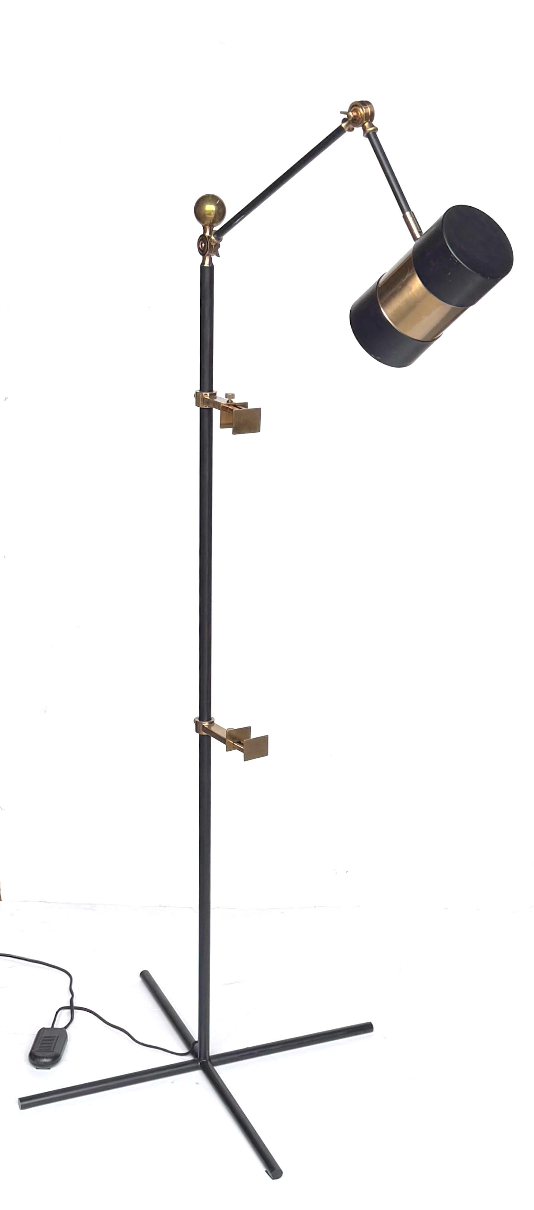Cavalletto per lampada da terra moderno in ottone e smalto, regolabile, fine XX secolo.

Sollevato su una base a treppiede, mostra le influenze del design della collaborazione di Angelo Lelli con Arredoluce.

Questa lampada da terra moderna in