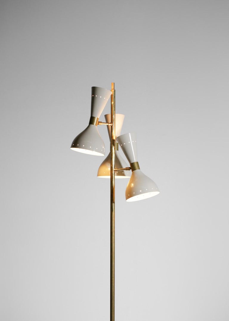 Italienische moderne italienische Stehlampe aus Messing, 3 weiße Stilnovo  Vintage Design Flecken Gira ML135 im Angebot bei 1stDibs