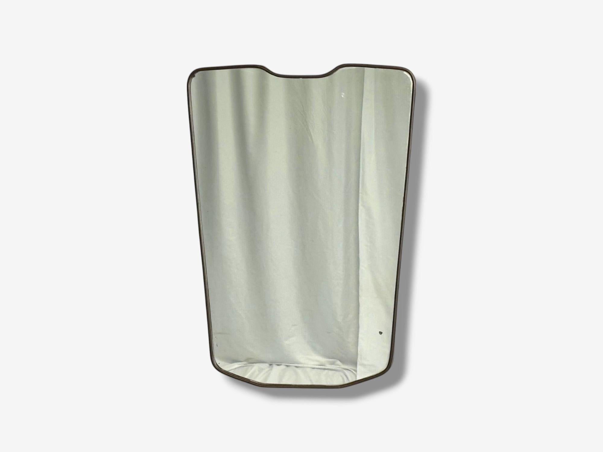Espejo de pared italiano de mediados de siglo, latón, cristal, Italia, años 50

Espejo modernista de forma orgánica, que recuerda a la obra de Gio Ponti, diseñado y fabricado en Italia c. 1950. Este ejemplar presenta un fino marco de latón muy