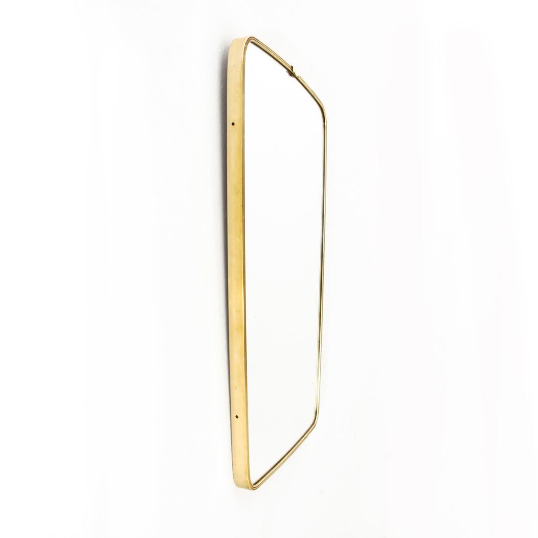 Italian manufacture mirror produced in the 1950s.
Wooden structure.
Brass frame with grooved front edge.
Mirrored glass.
Good general condition, some signs of normal use over time, glass with some stains.

Dimensions: Length 51.5 cm - Depth