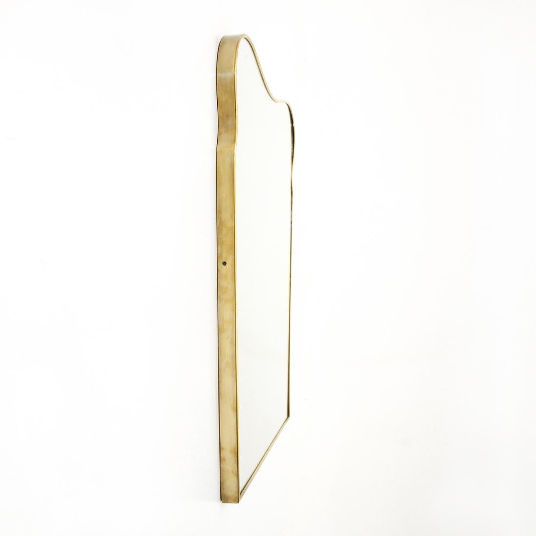 Italian-made mirror produced in the 1950s.
Wooden structure.
Brass frame.
Mirrored glass.
Good general condition, some signs of normal use over time.

Dimensions: Length 60 cm - Depth 3 cm - Height 75 cm.
 