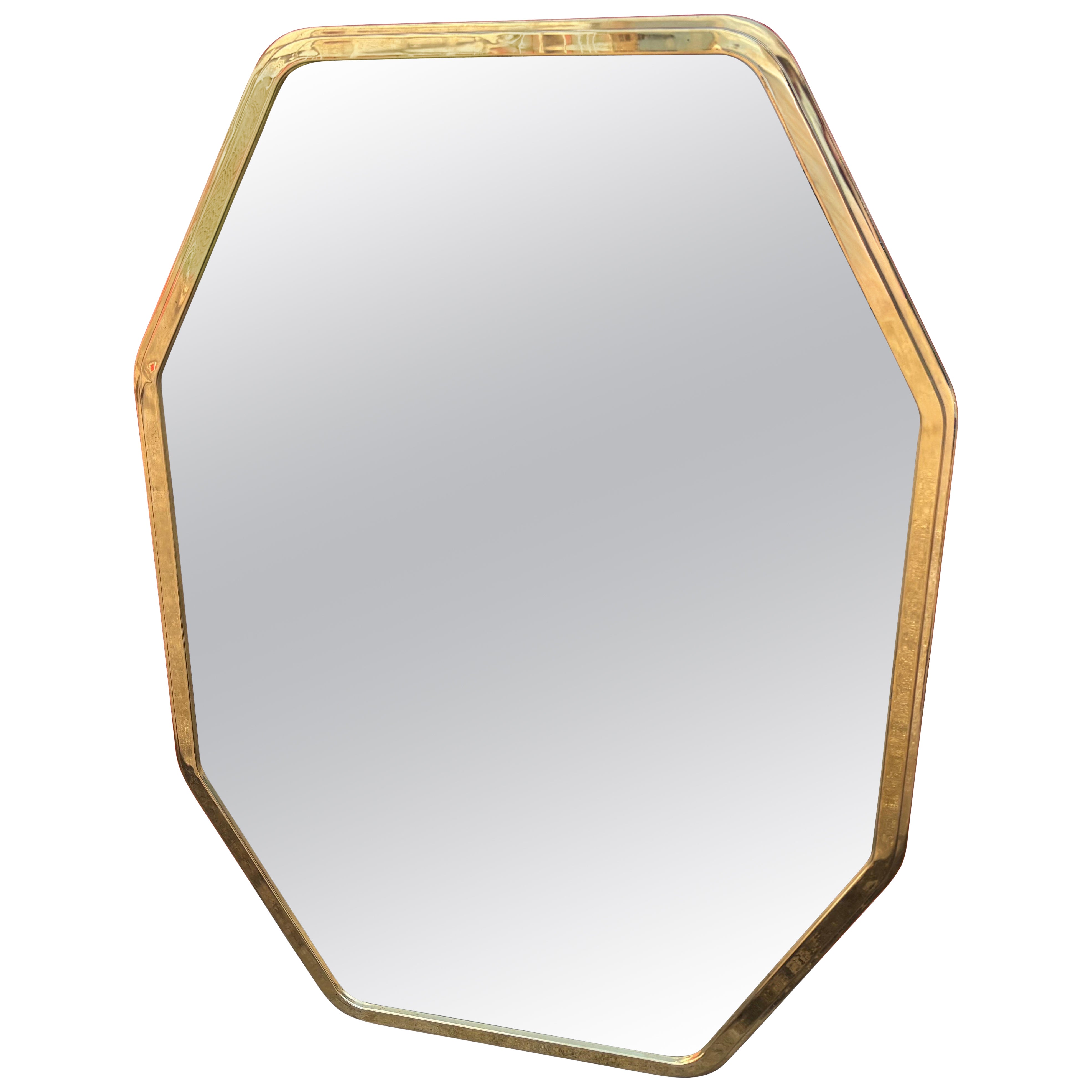 Miroir octogonal moderne italien en laiton.
Ce miroir octogonal en laiton est un élégant miroir italien du milieu du siècle.
Ce miroir dans le style de Gio Ponti est de la taille idéale pour une salle d'eau, un dressing ou un placard.
Belle patine !