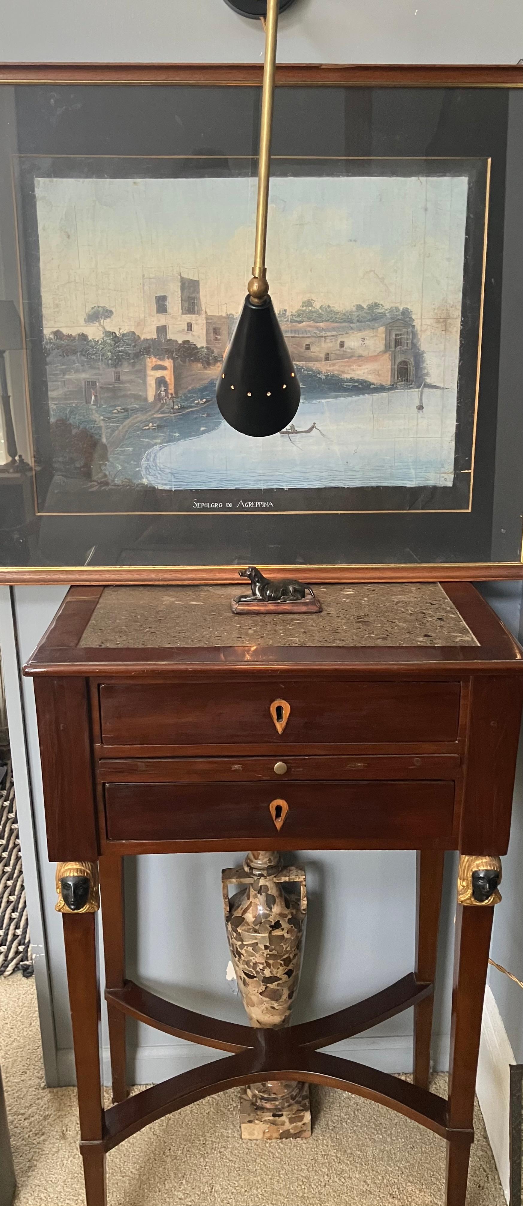Lámpara italiana moderna de latón para cuadros   Tulipa de metal perforado negro sobre brazo doble de latón atenuado para ajuste vertical para obras de arte; recién recableada con cable de seda retorcido; admite bombilla candelabro de hasta 40