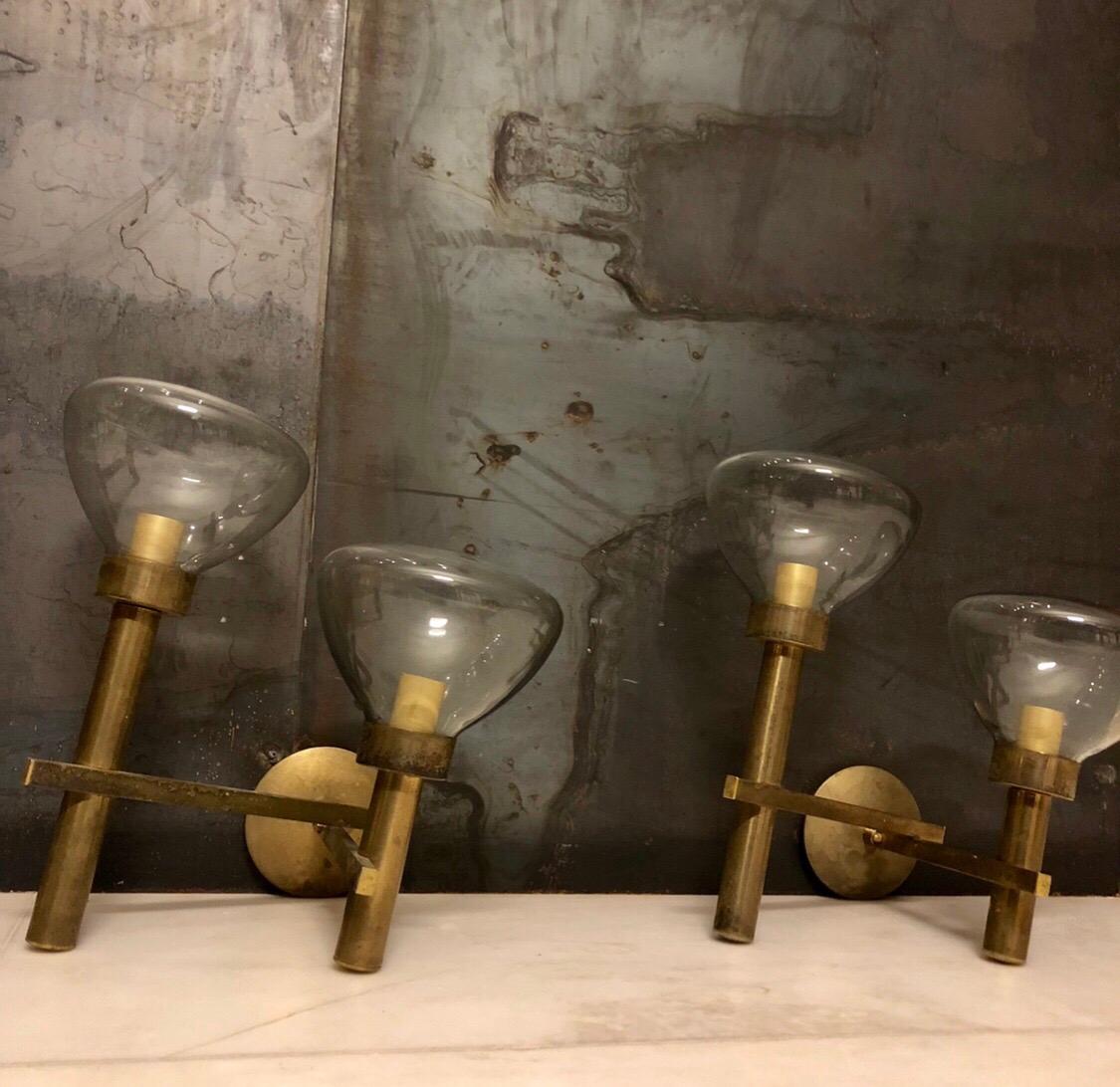 Produced by Sciolari during the 1970s. Set of two large sconces made of brass and transparent grey glasses from Murano. Good vintage conditions with new wiring.
Brass with original patina and signs of use and age. Each sconce mounts two socket for