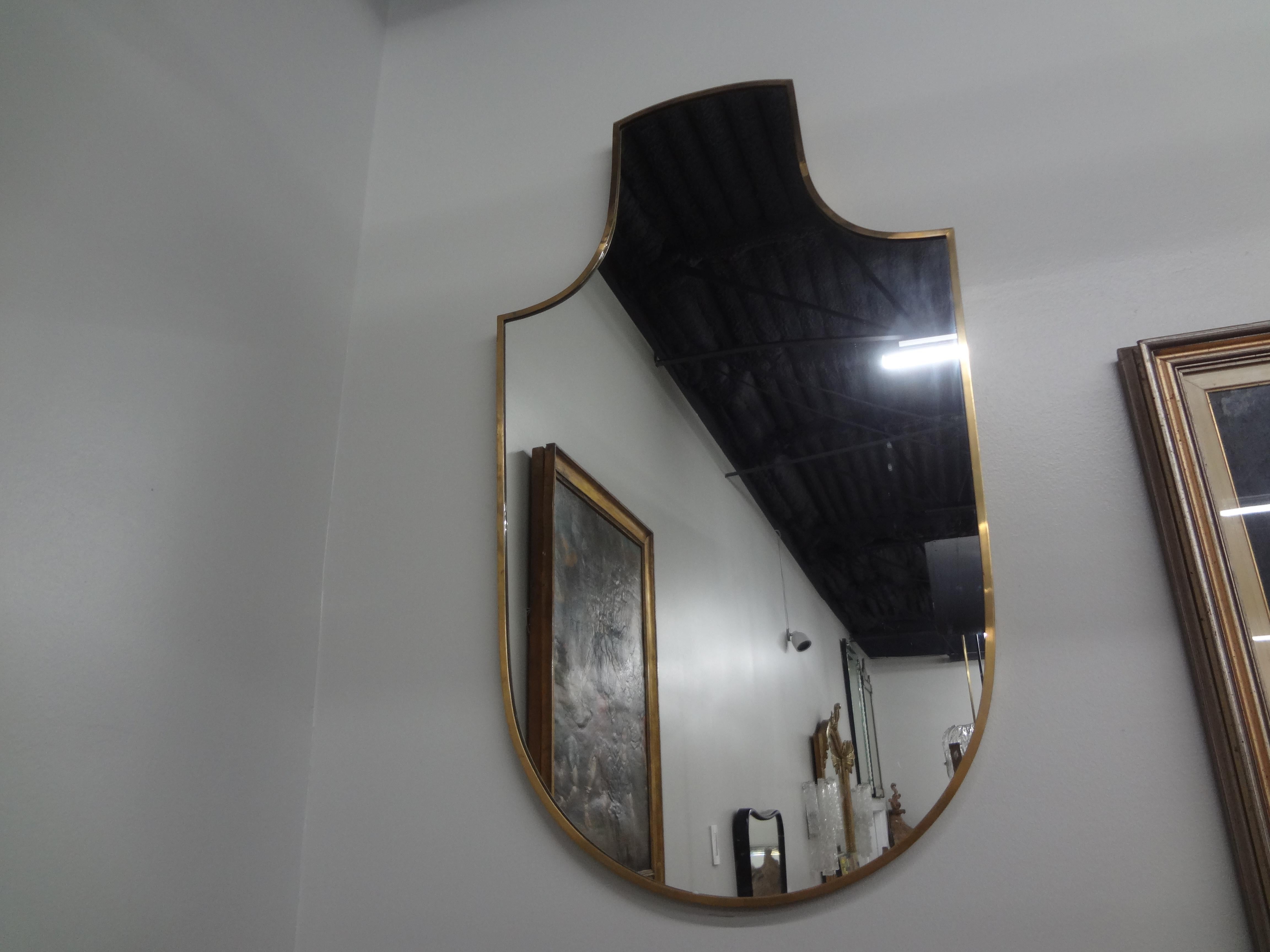 Laiton Miroir en forme de bouclier en laiton en vente