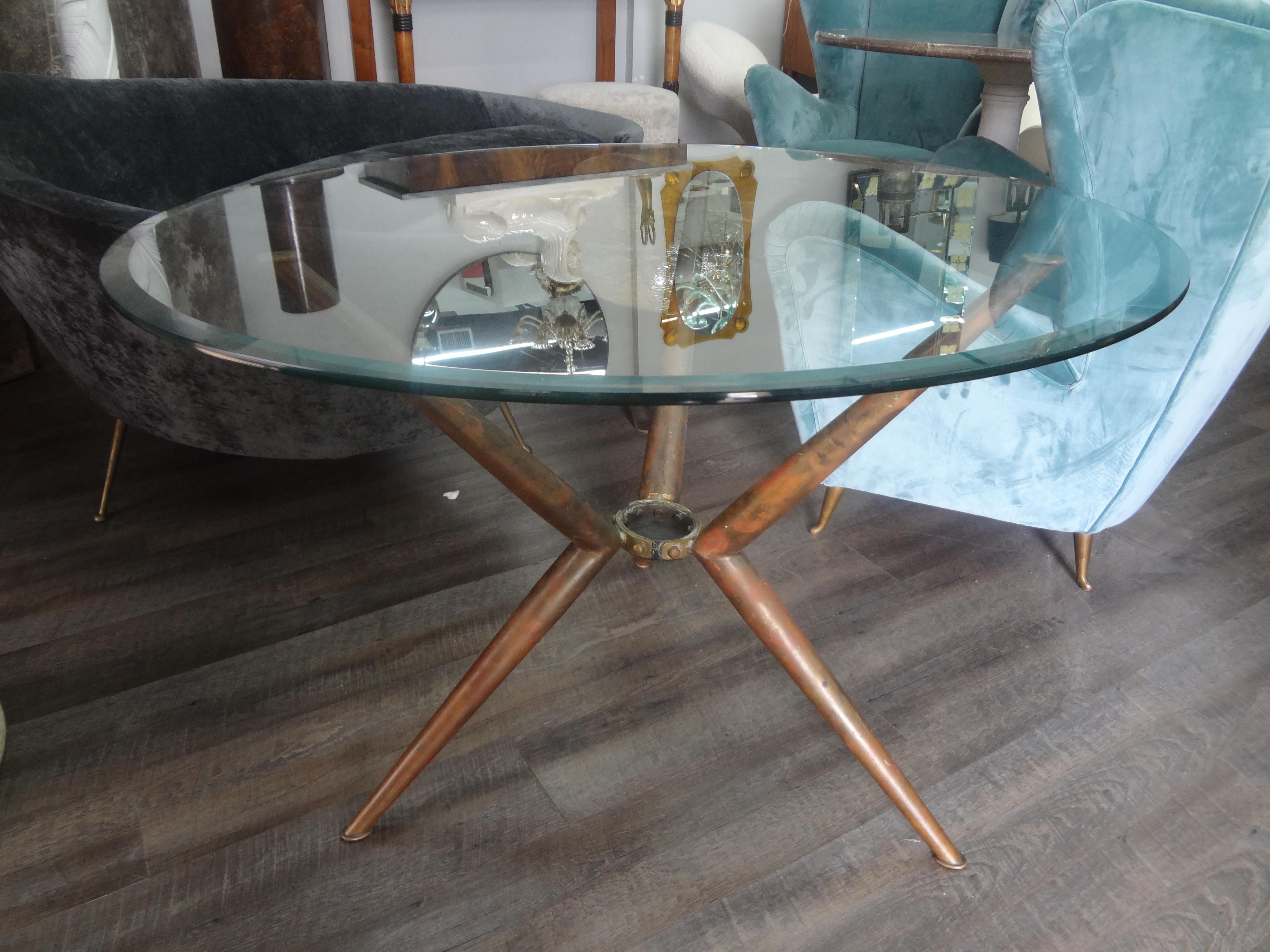 Tavolo da centro moderno italiano in ottone con piano in vetro. Il nostro grazioso tavolo centrale, tavolo da pranzo o tavolino in ottone ispirato a Gio Ponti conserva il piano in vetro smussato originale e la base a treppiede è marcata