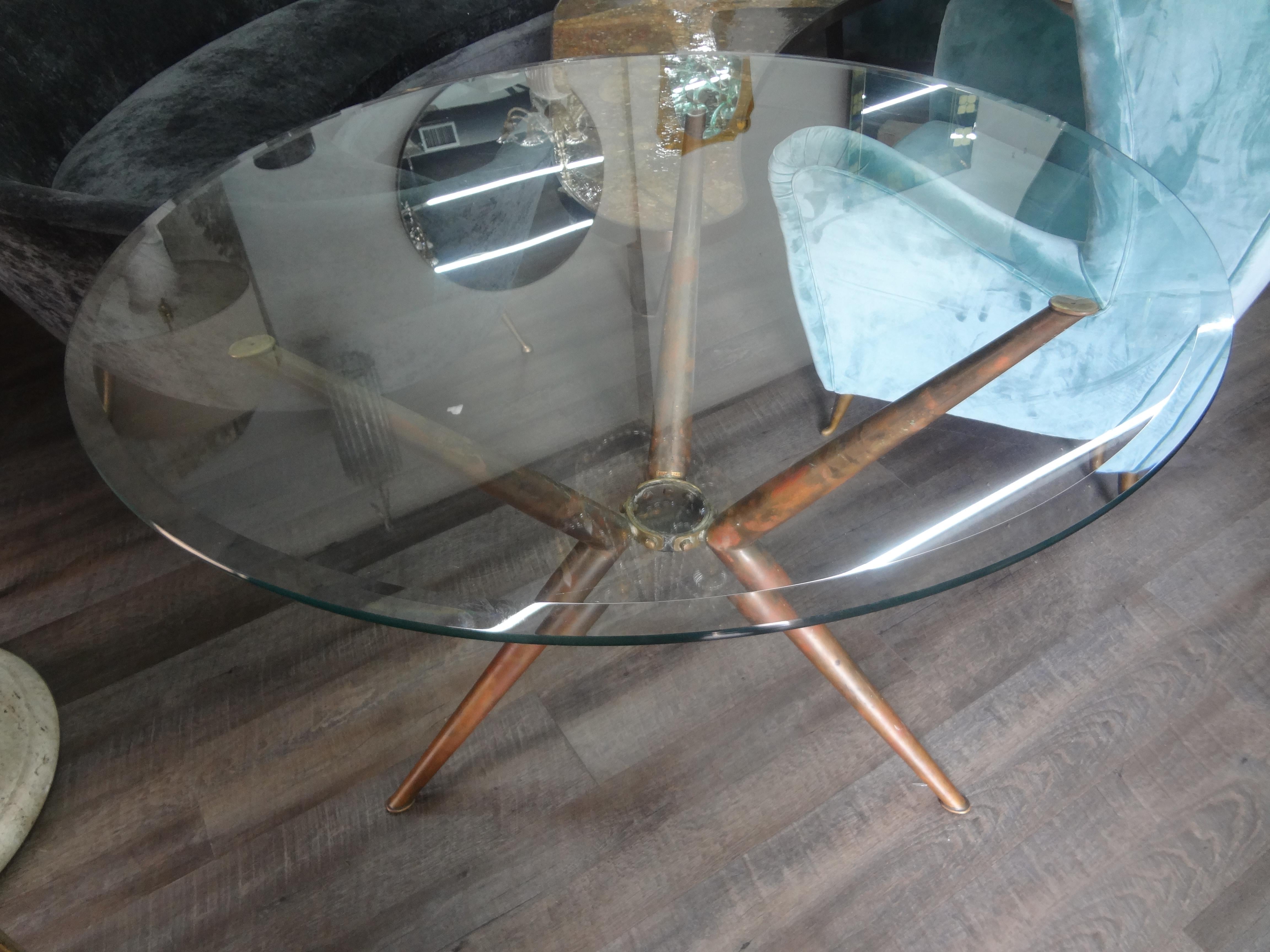 Tavolo da centro moderno italiano in ottone con piano in vetro in vendita 1