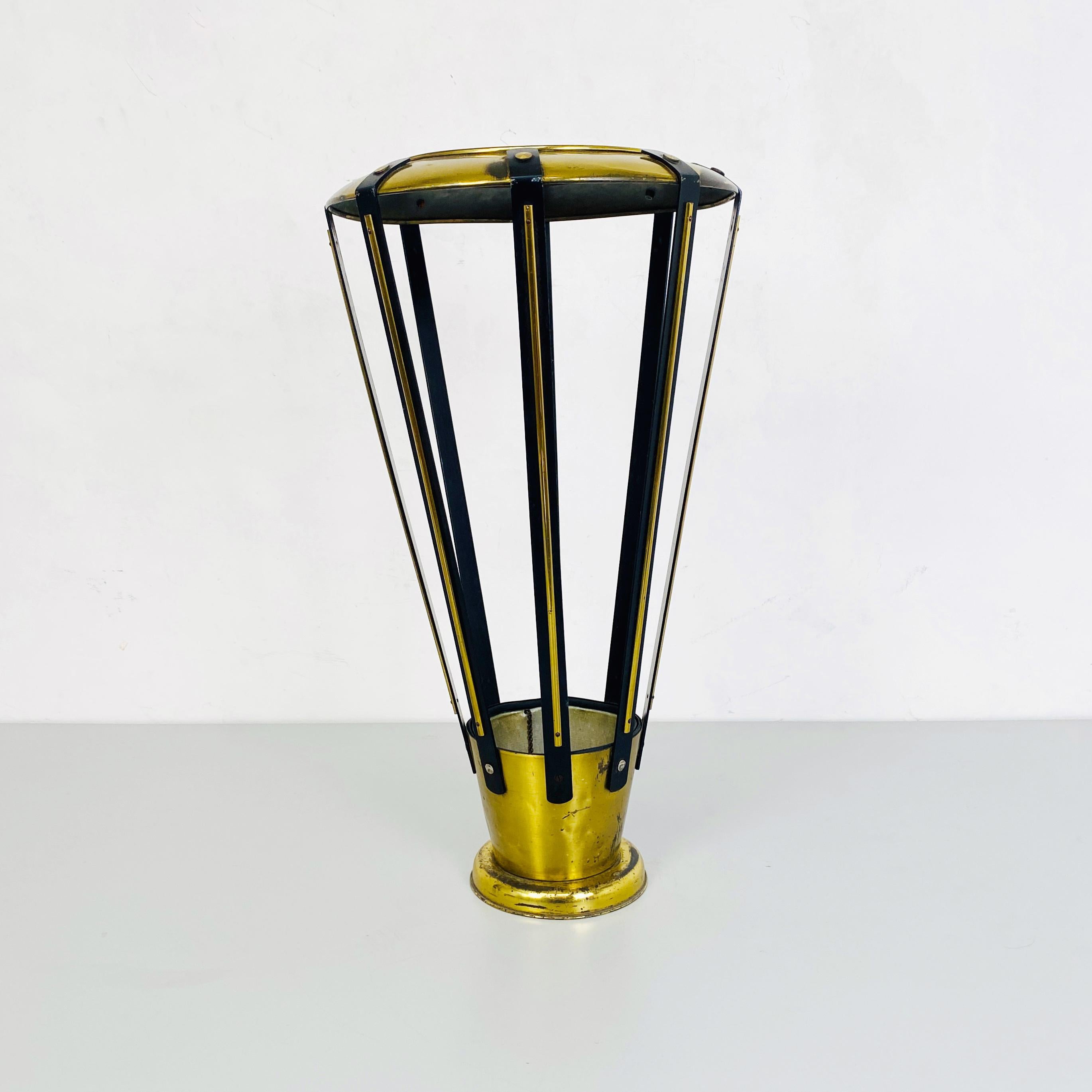 Brass umbrella stand, 1950s
Umbrella stand with brass structure and black metal details.

Brass brass and other brass! This can be the perfect touch of gold that every guess of your house can see outside your door or inside
All the other umbrella