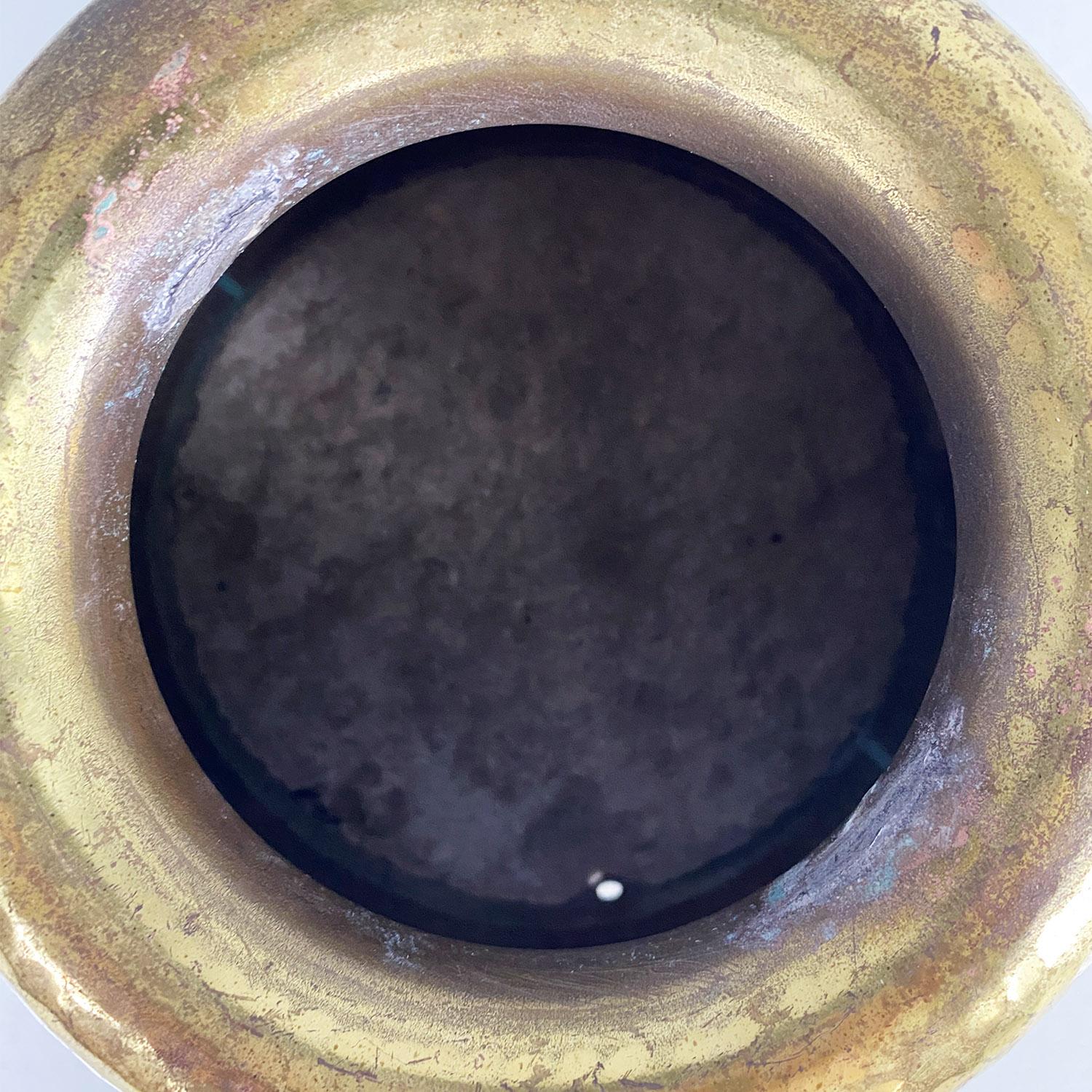 Vaso italiano moderno in ottone con finitura a nido d'ape, anni '70 in vendita 3