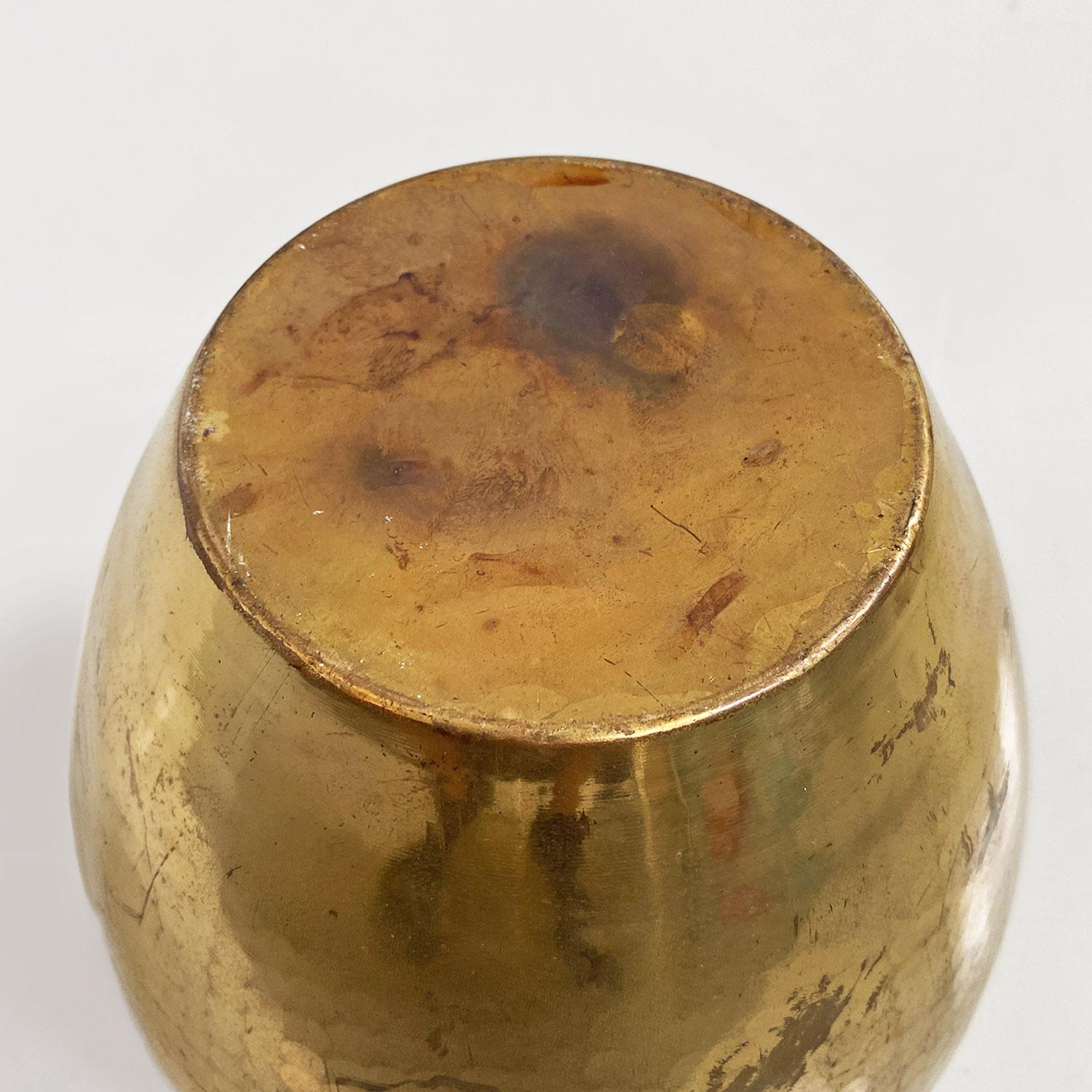 Vaso italiano moderno in ottone con finitura a nido d'ape, anni '70.
Vaso interamente realizzato in metallo con finitura dorata, dalla forma arrotondata che ricorda un'anfora. La struttura è realizzata in ottone con una finitura a nido d'ape e un