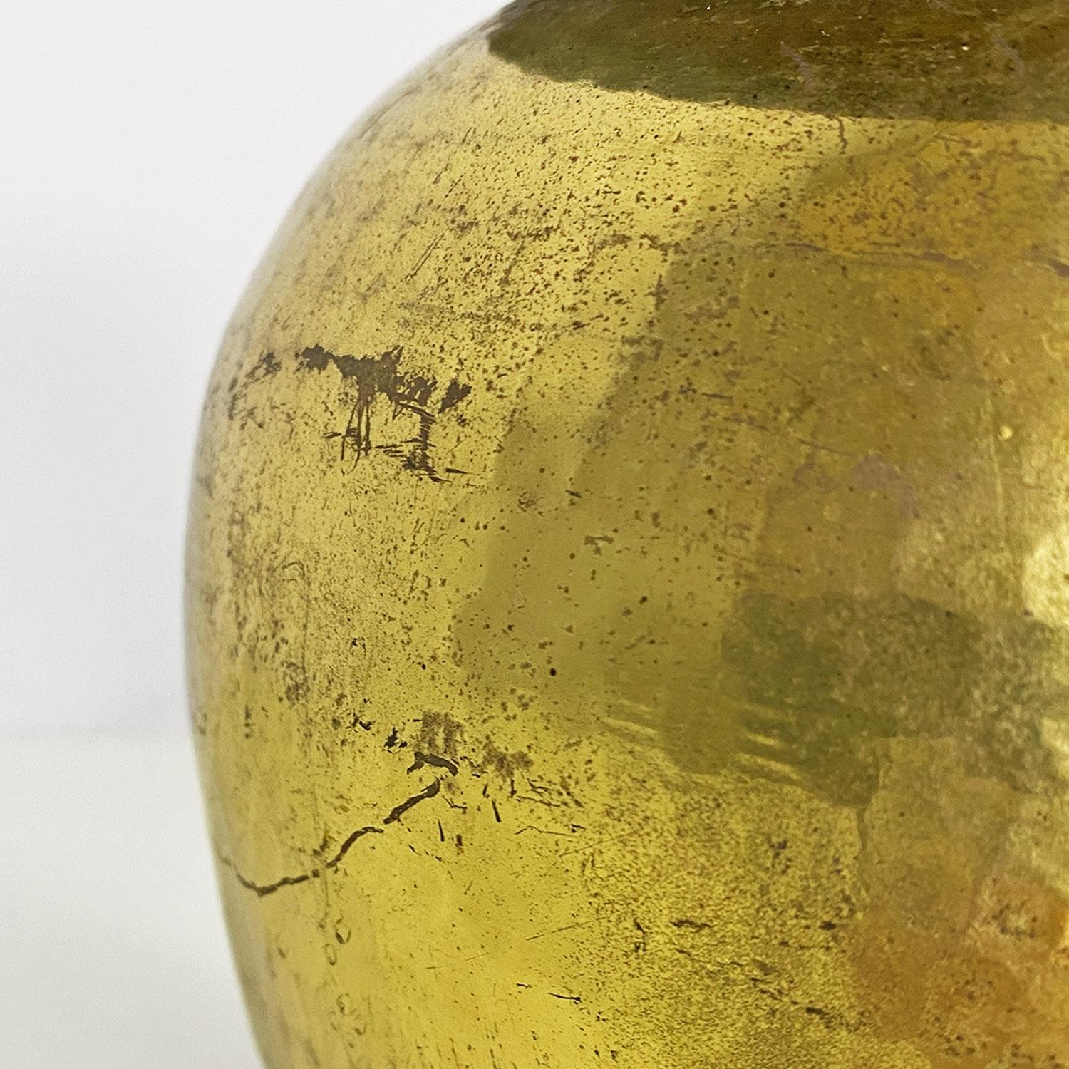 Moderno Vaso italiano moderno in ottone con finitura a nido d'ape, anni '70 in vendita