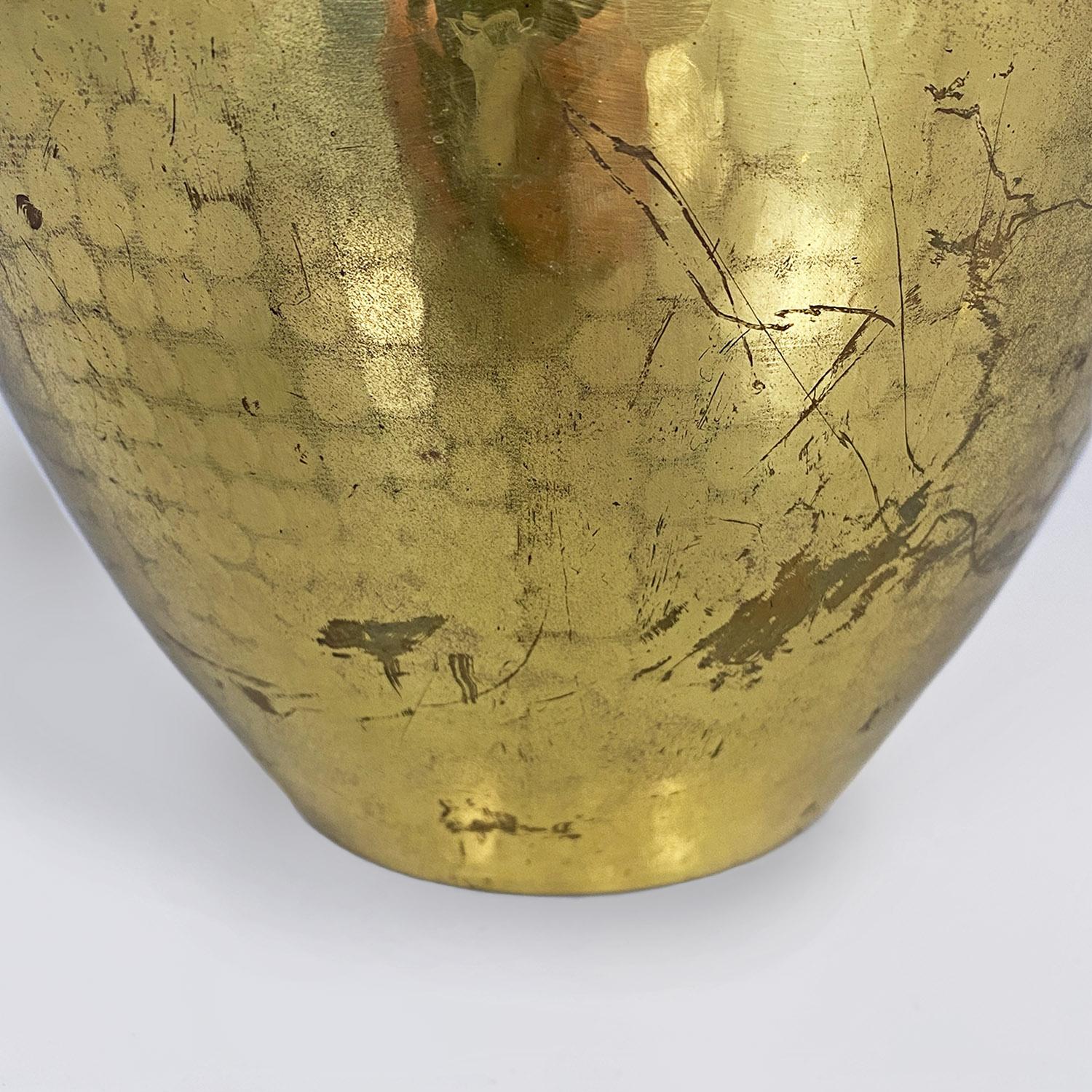 Vaso italiano moderno in ottone con finitura a nido d'ape, anni '70 In condizioni buone in vendita a MIlano, IT