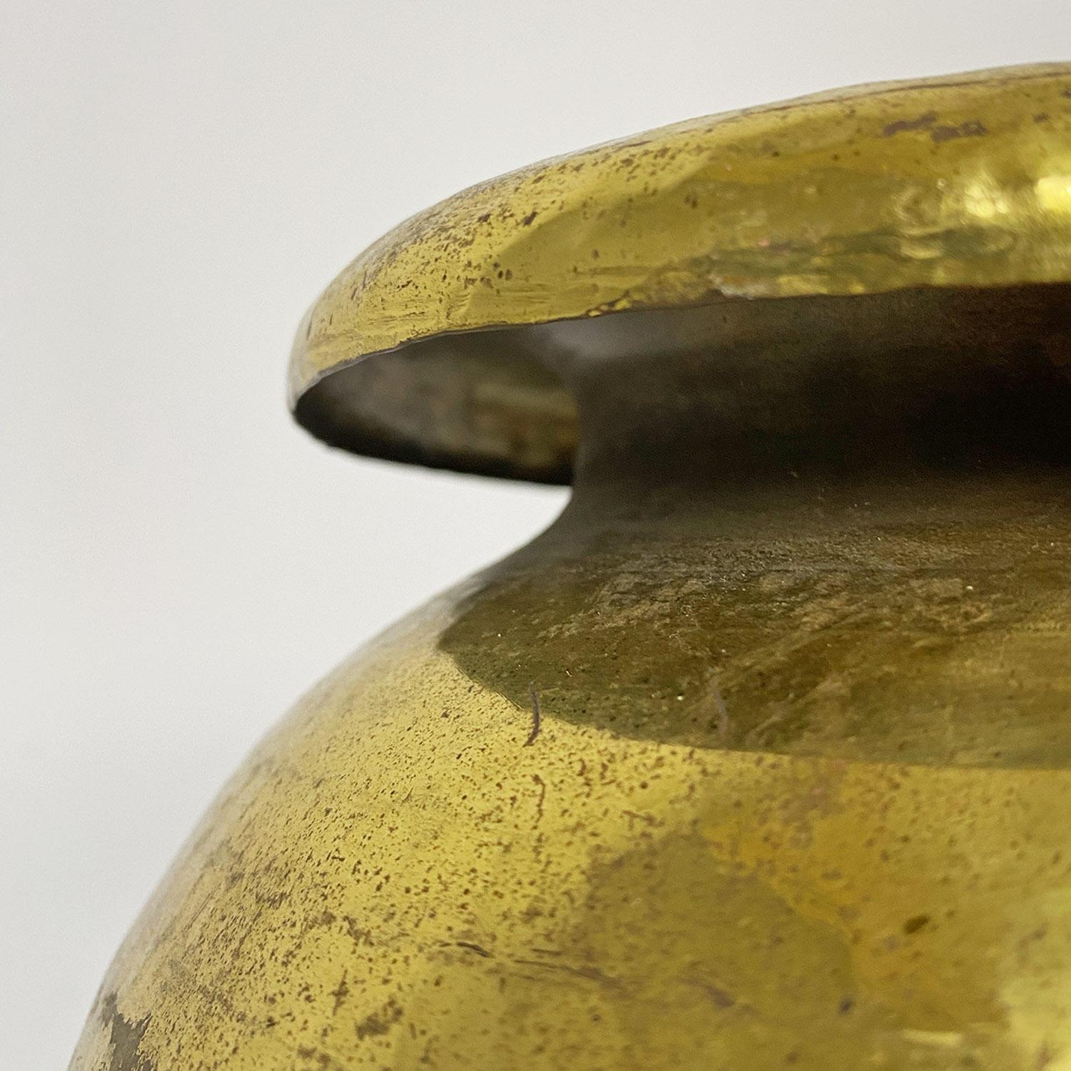 Fine XX secolo Vaso italiano moderno in ottone con finitura a nido d'ape, anni '70 in vendita
