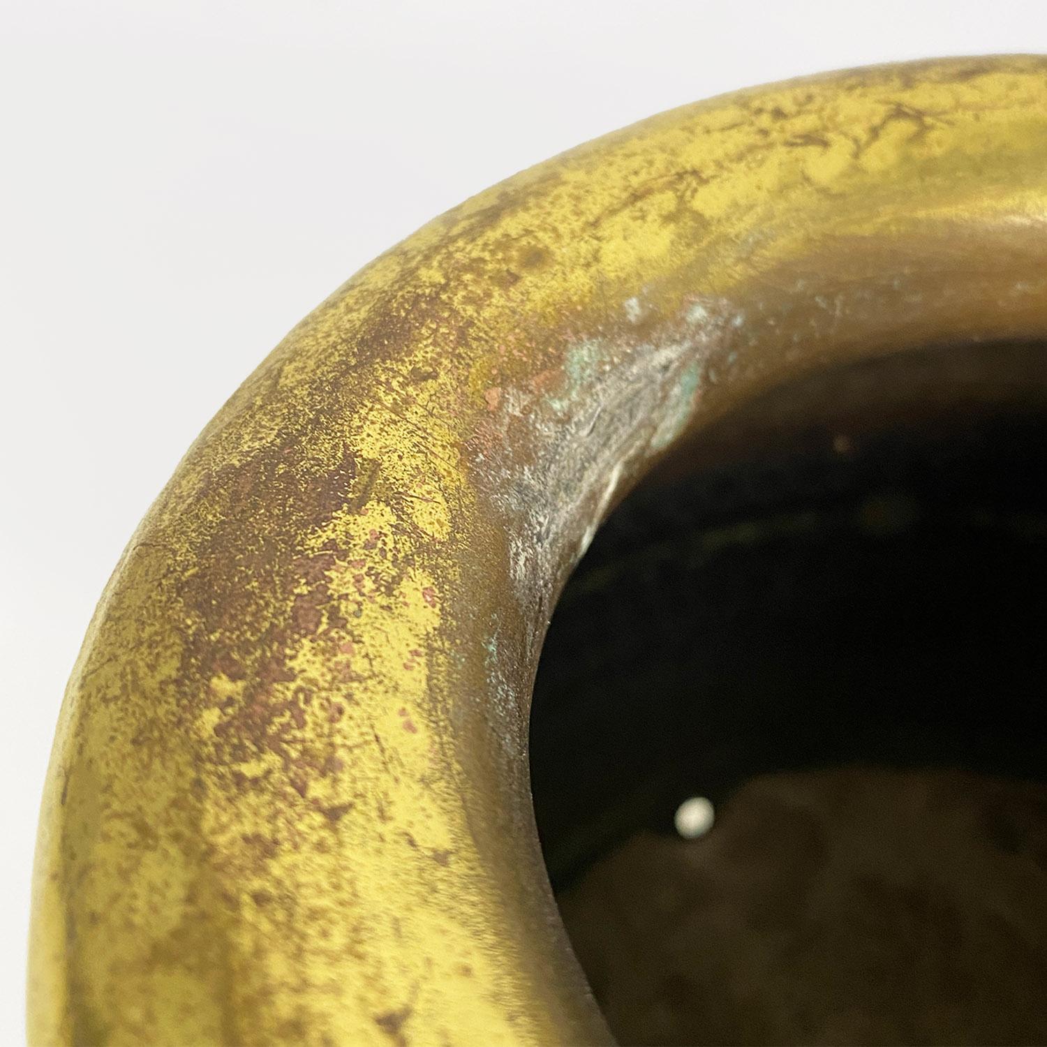 Vaso italiano moderno in ottone con finitura a nido d'ape, anni '70 in vendita 1