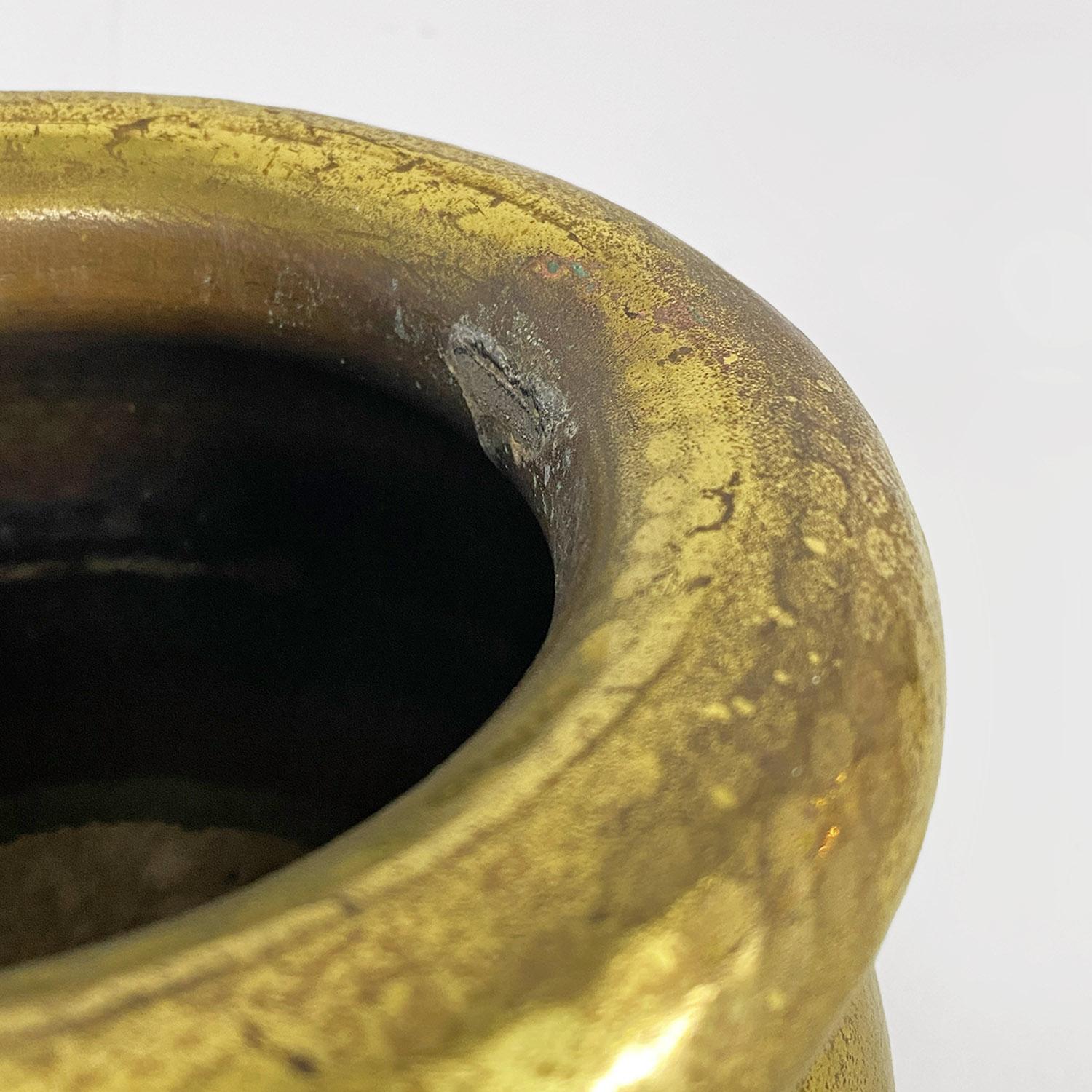Vaso italiano moderno in ottone con finitura a nido d'ape, anni '70 in vendita 2
