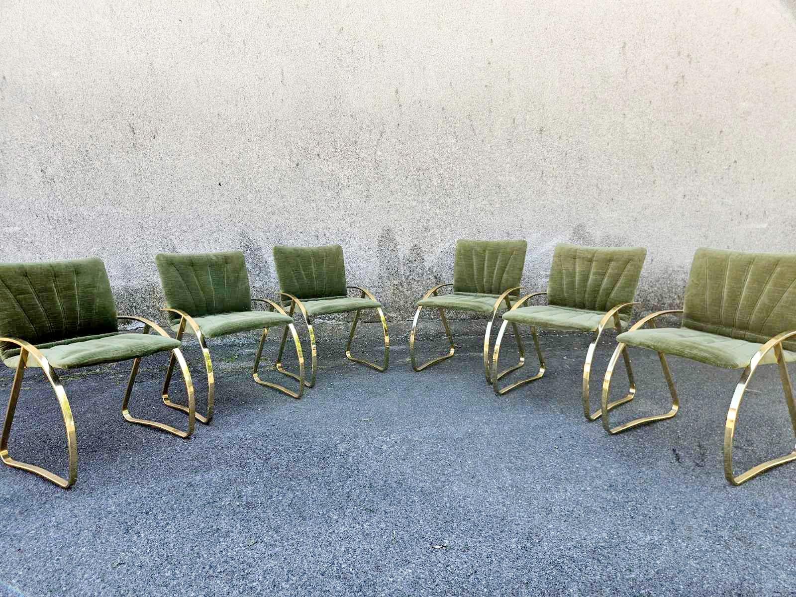 Ensemble de 6 chaises modernes italiennes à structure chromée or, rembourrées sur l'assise et le dossier et recouvertes de velours vert d'origine.
Ils sont fabriqués en Italie dans les années 70