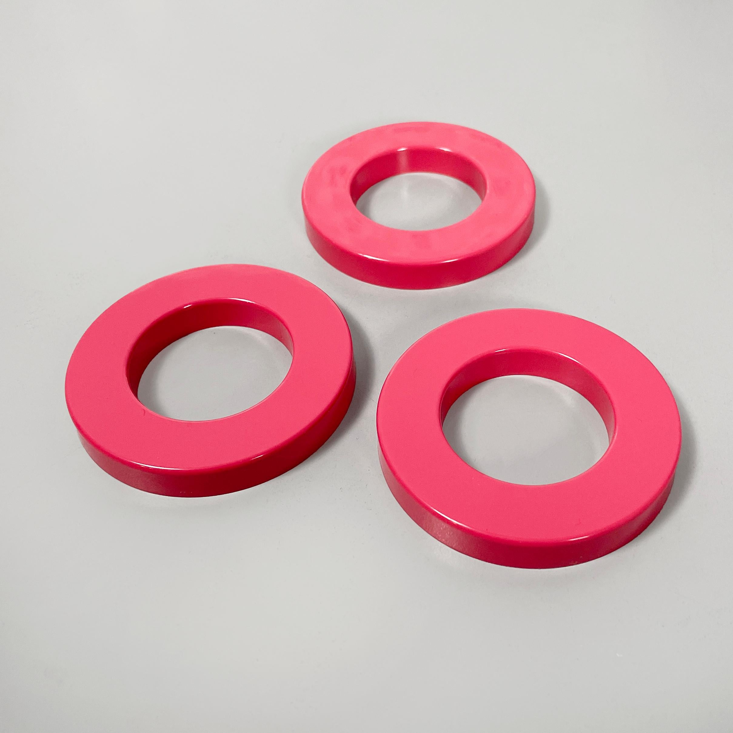 Anelli italiani moderni di colore rosa acceso per il calendario perpetuo da parete di Ring A Date, anni 2020
Set di 3 anelli rotondi per il calendario perpetuo da parete di Ring A Date, in rosa acceso  plastica. L'anello ha la funzione di segnare il