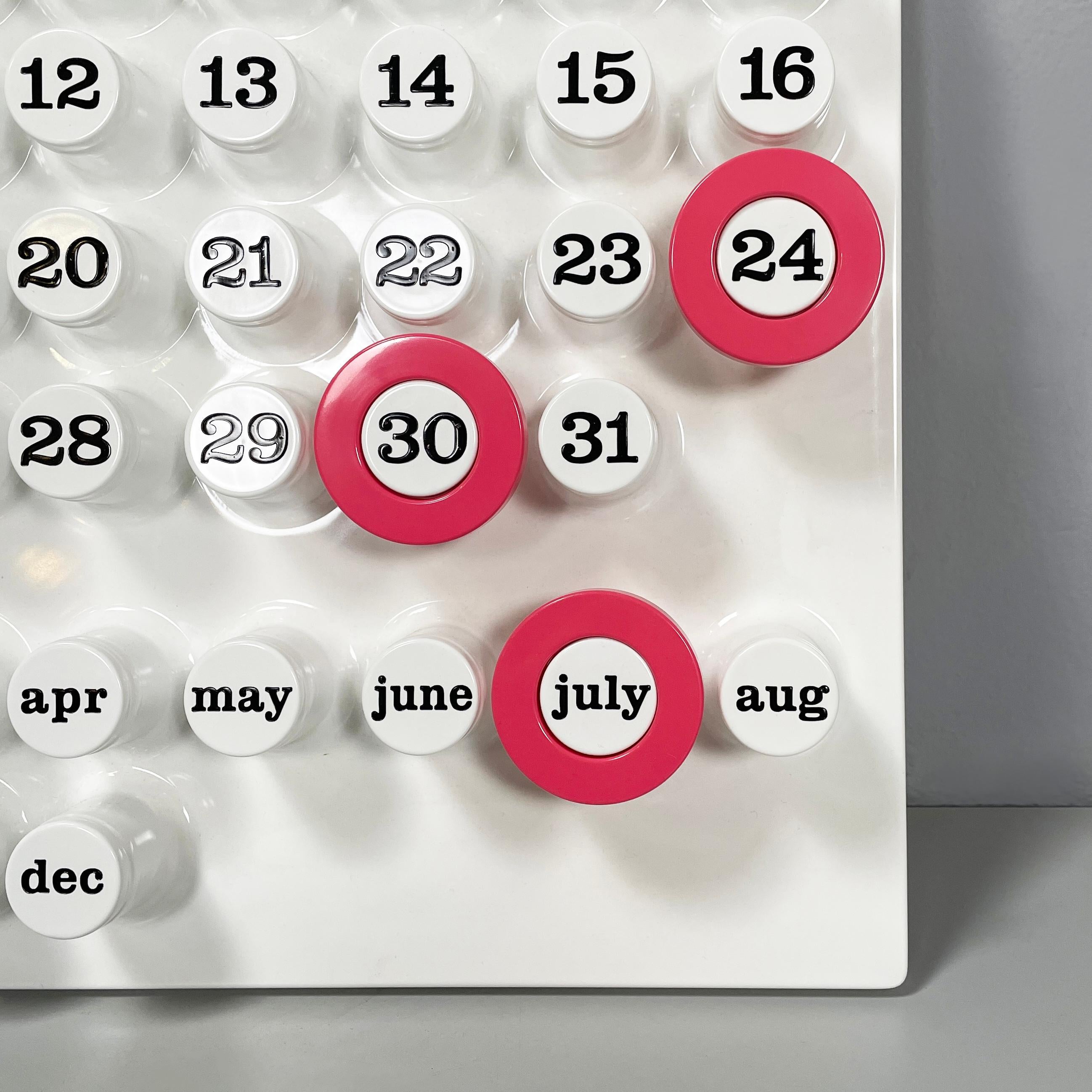 Anelli italiani moderni di colore rosa acceso per il calendario perpetuo da parete di Ring A Date 2020 In condizioni buone a MIlano, IT