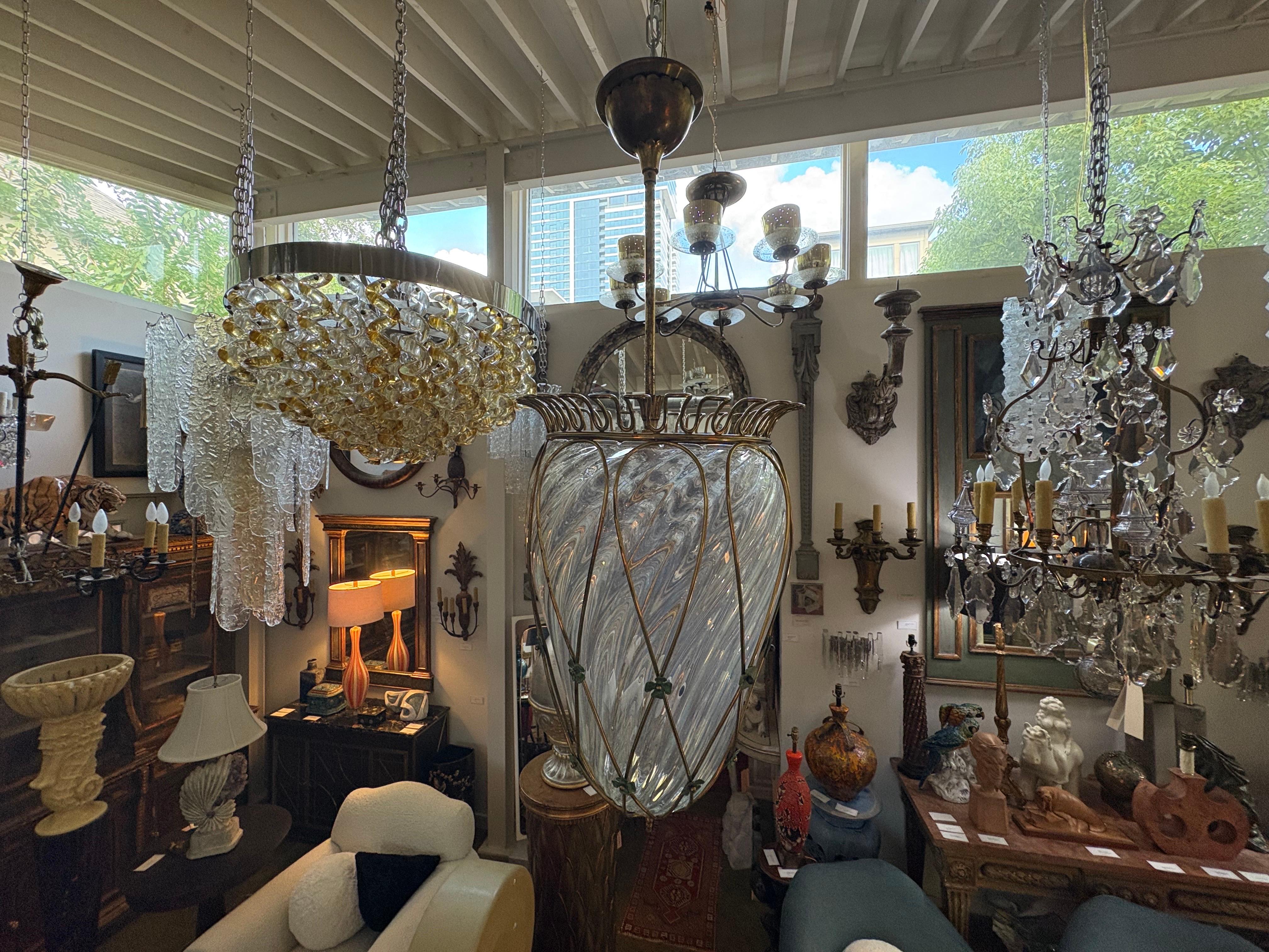 Lanterne moderne italienne en bronze et verre d'après Pietro Chiesa.
Nous vous proposons une superbe lanterne italienne du milieu du siècle avec des montures en bronze d'après un design de Pietro Chiesa pour Fontana Arte.
Cette jolie lanterne