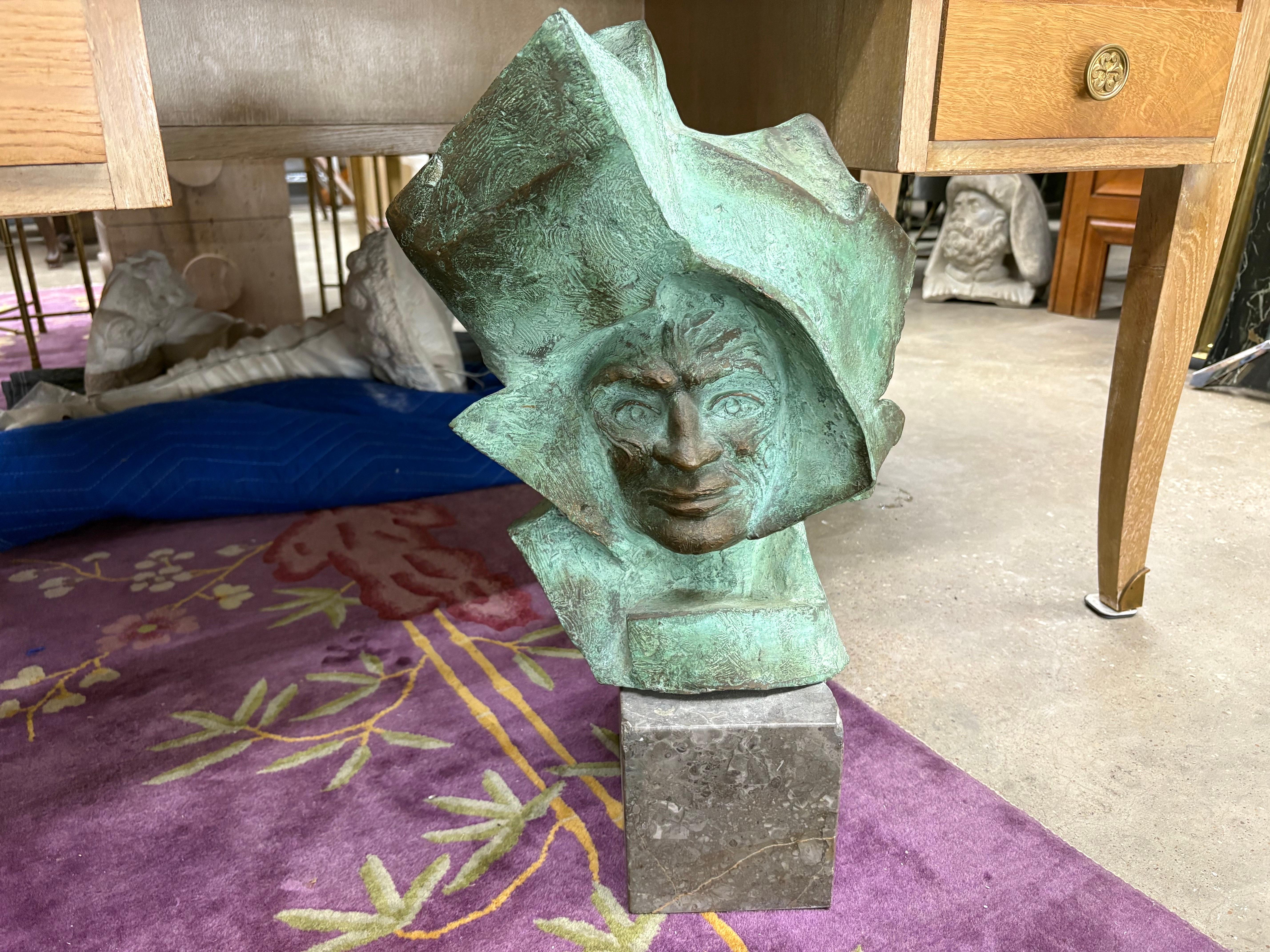 Busto moderno italiano in bronzo. 
In offerta c'è un bel busto moderno italiano in bronzo su una base di marmo.
Ottimo su un piedistallo, su una consolle o su un tavolo centrale.
