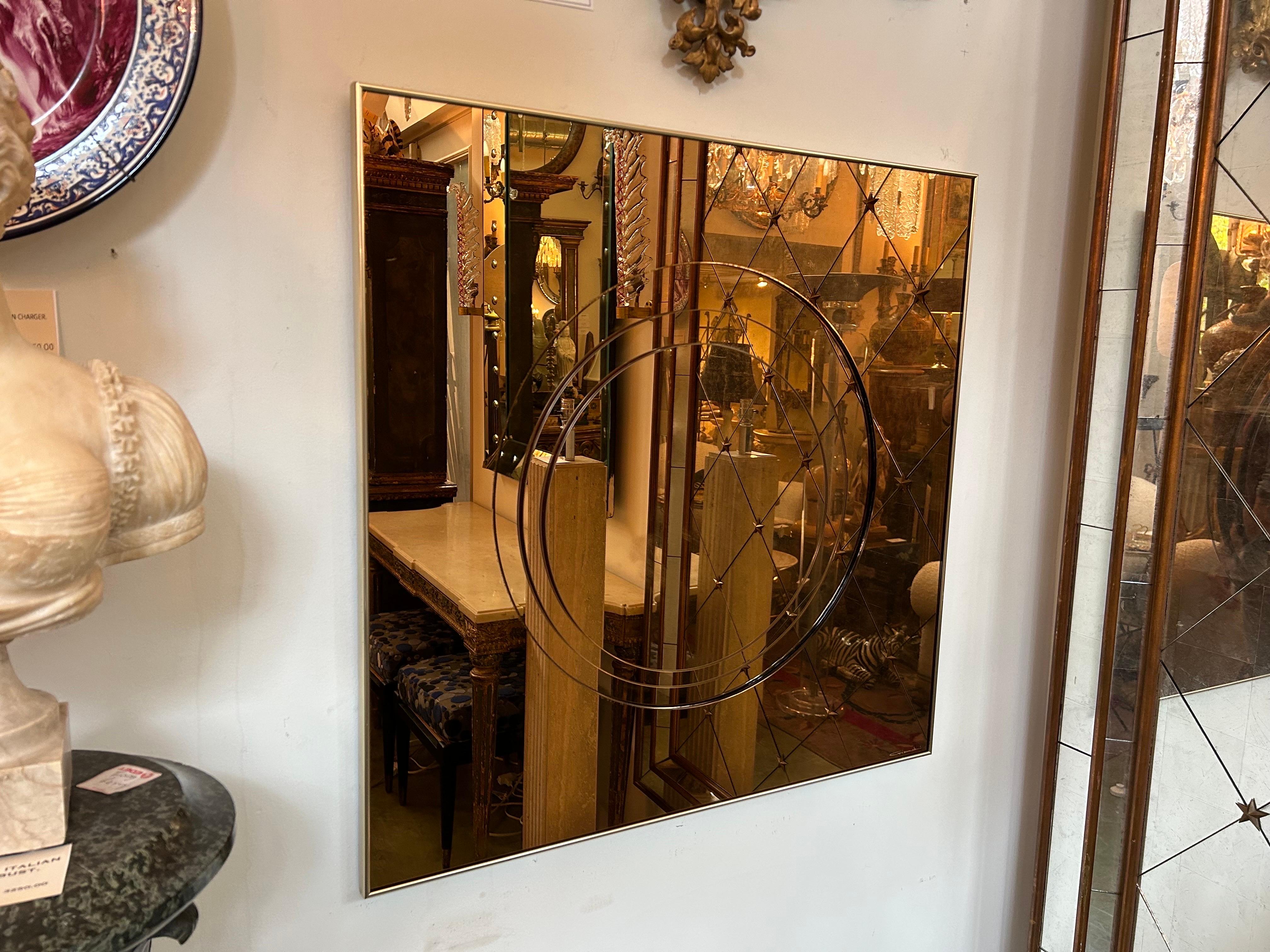 Italiano Specchio italiano moderno in bronzo con design circolare in vendita