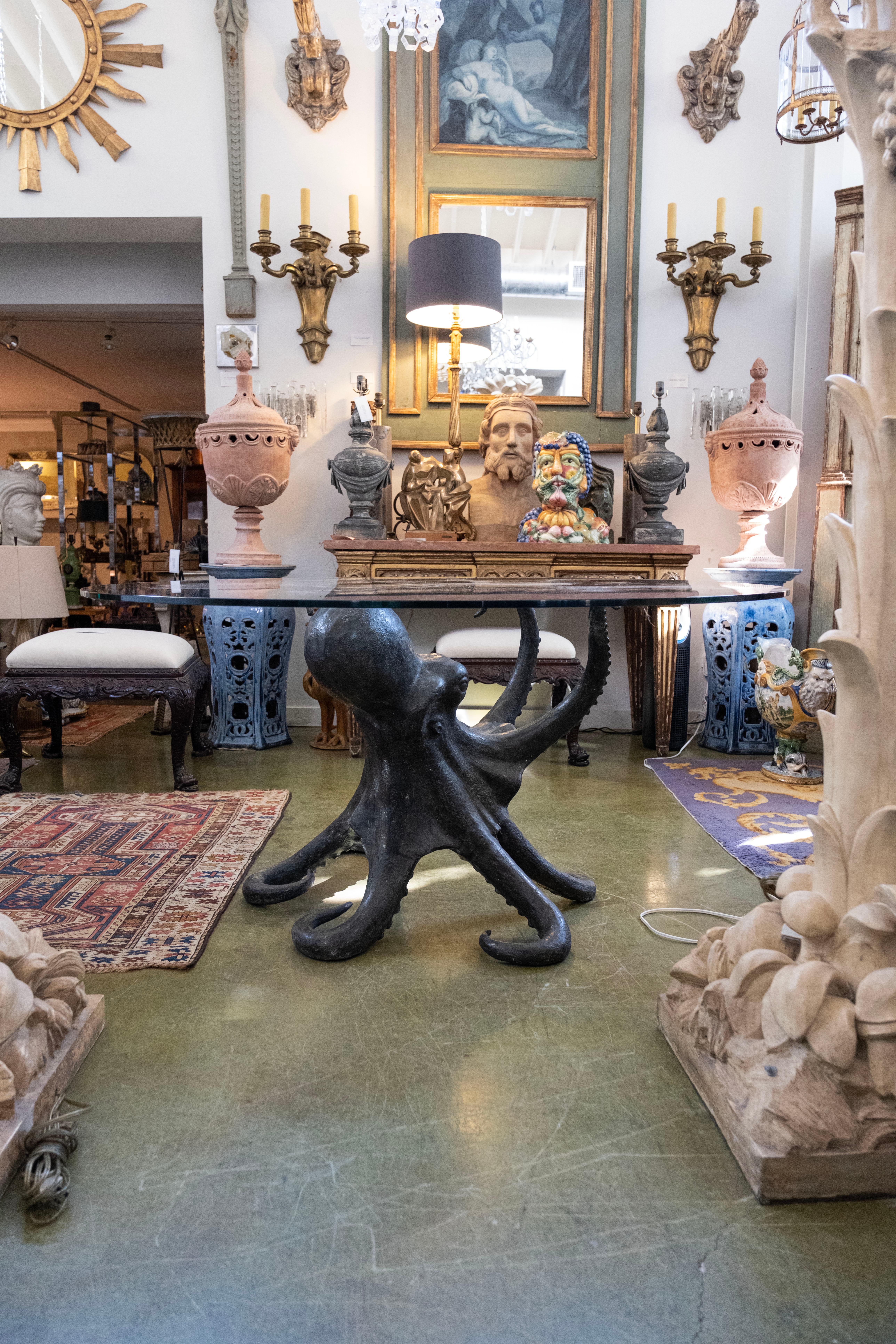 Table centrale italienne moderne en bronze avec pieuvre. 
Cette étonnante table en bronze sculpturale italienne en forme de pieuvre est détaillée de manière experte et est accompagnée d'un plateau en verre de 59 pouces. 
Cette table polyvalente peut