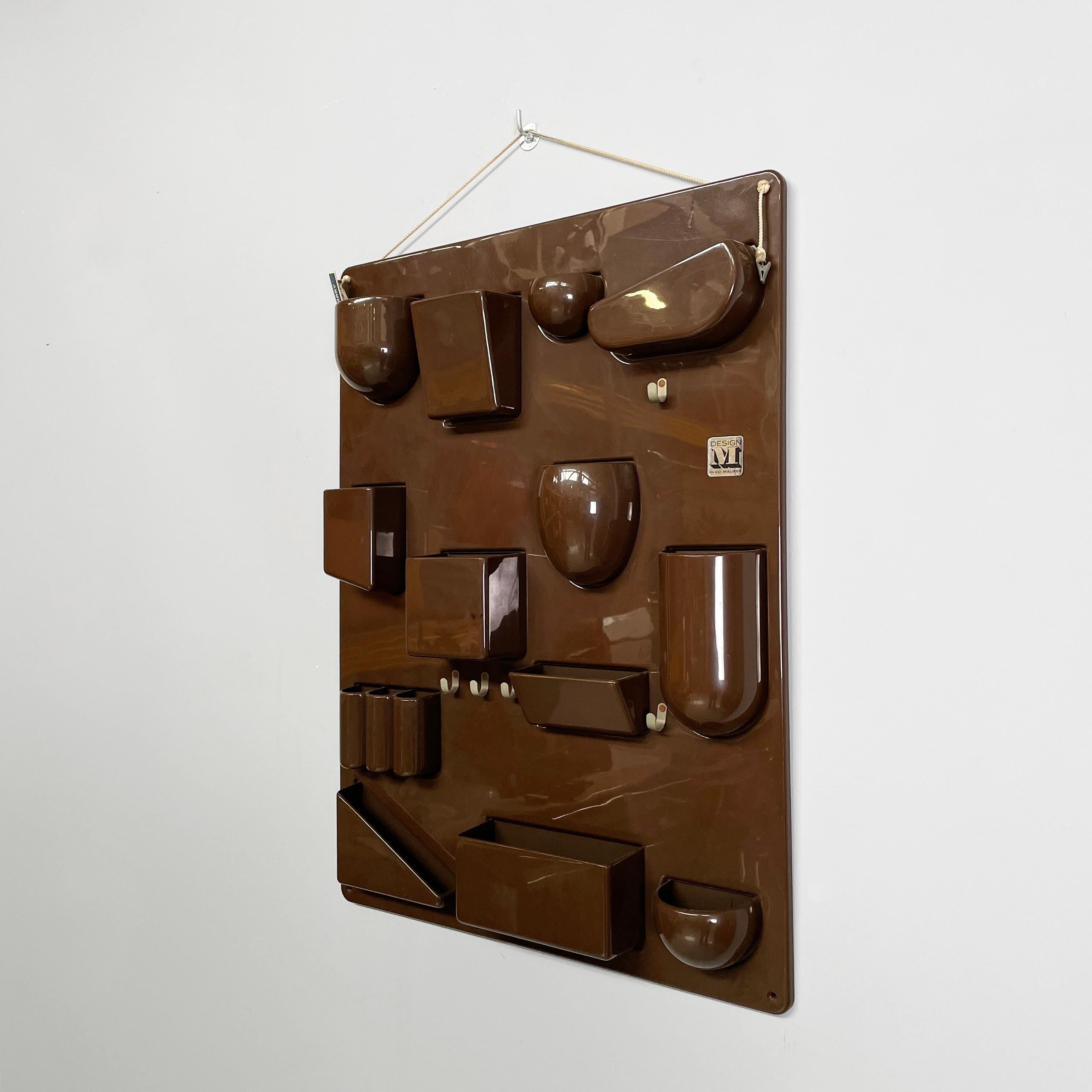 Organizador mural italiano moderno en ABS Utensilo de Ingo Maurer y Dorothee Becker, años 70
Organizador de pared o expositor modelo Utensilo, totalmente de plástico ABS marrón. En la parte delantera tiene varios compartimentos de formas redondas y