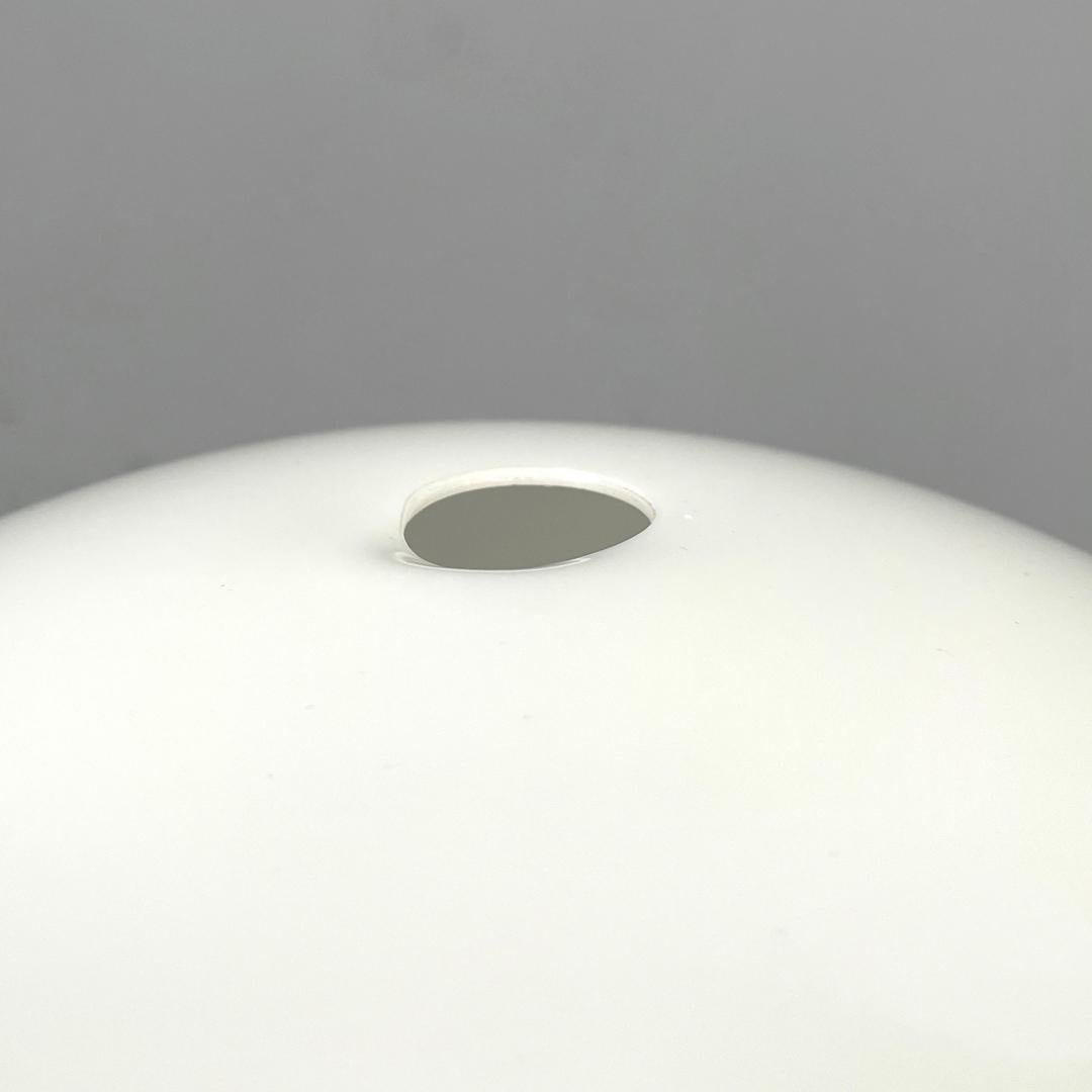 Lámpara de sobremesa italiana moderna de plástico marrón y blanco KD27 de Colombo Kartell, años 60 en venta 4