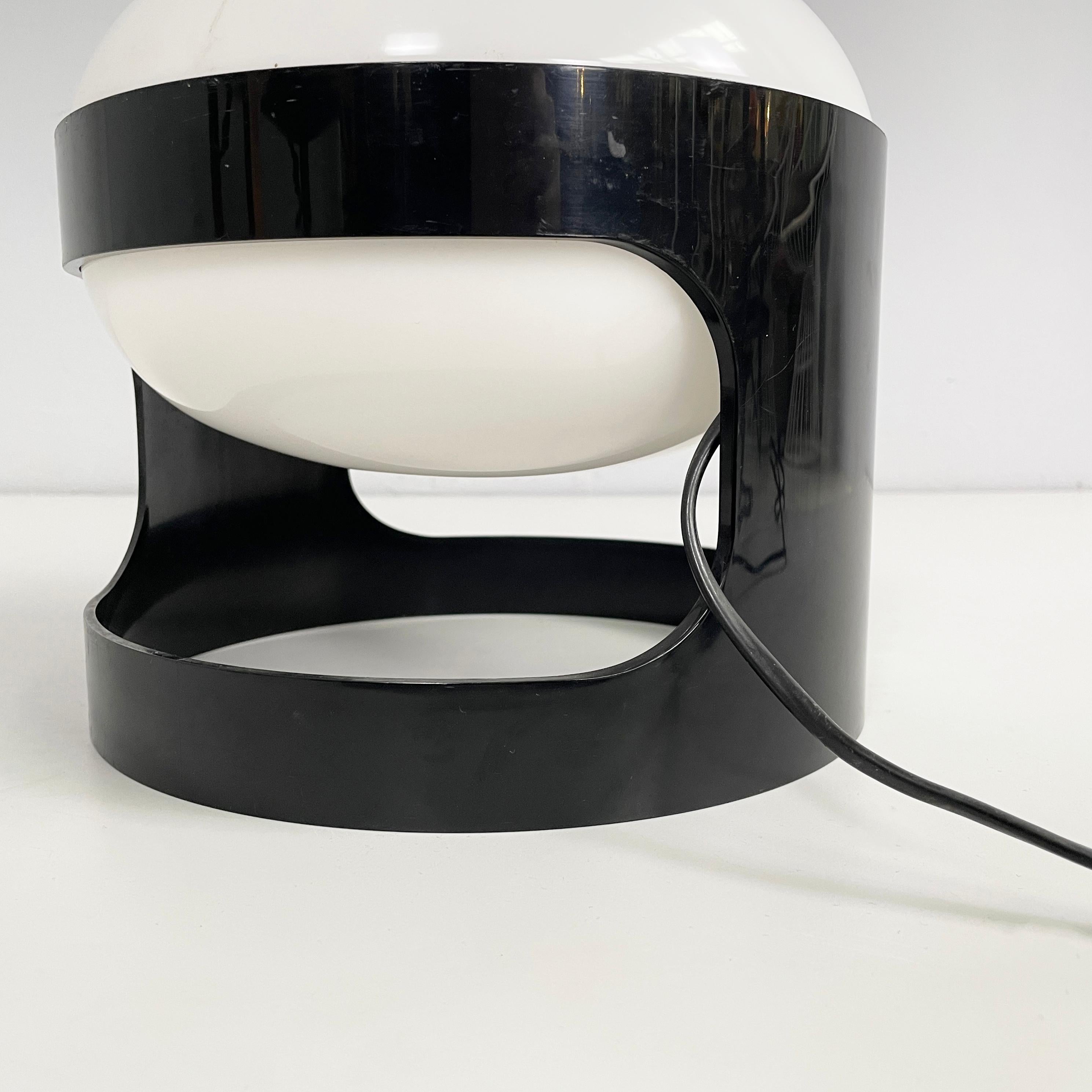 Lámpara de sobremesa italiana moderna de plástico marrón y blanco KD27 de Colombo Kartell, años 60 en venta 9