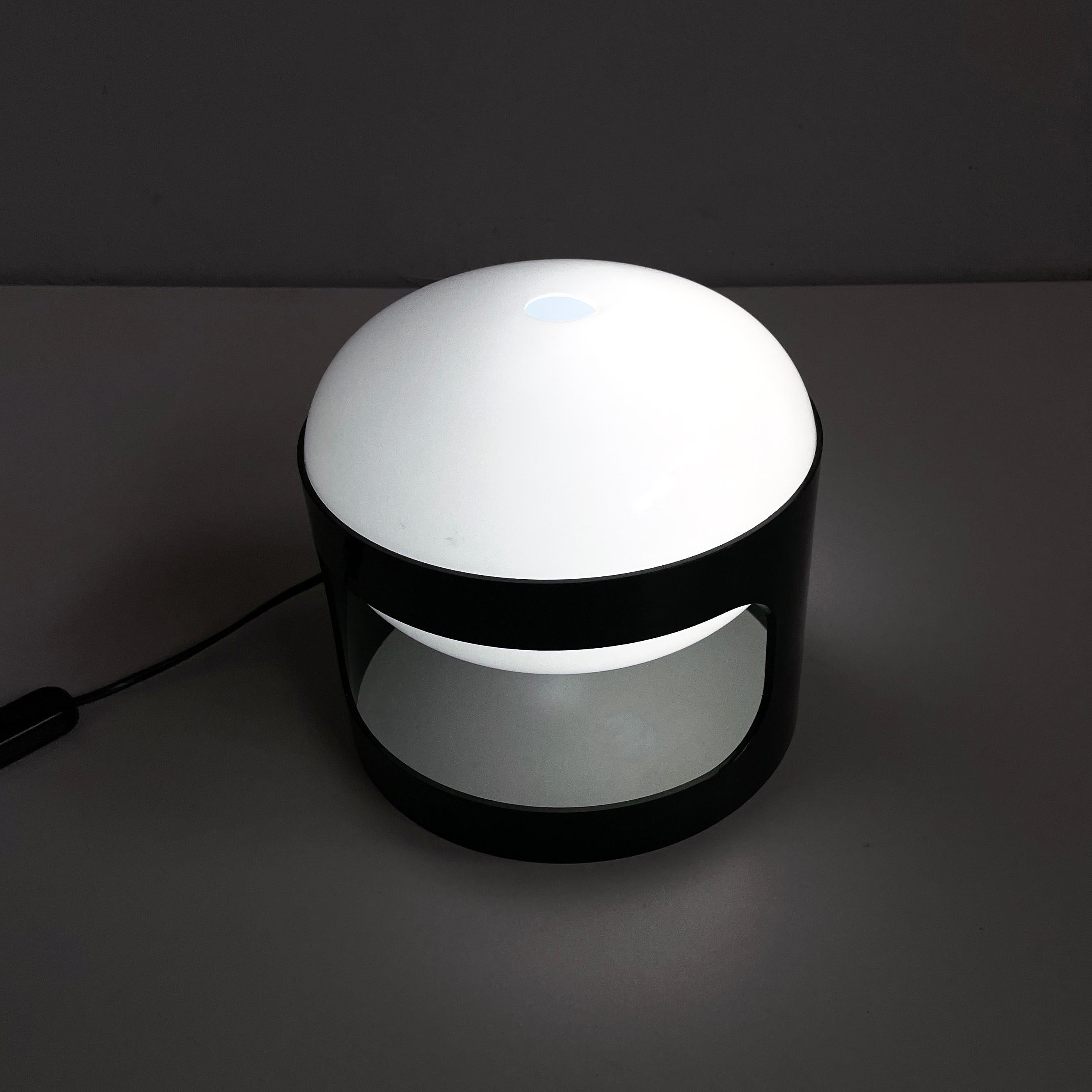 Lámpara de sobremesa italiana moderna de plástico marrón y blanco KD27 de Joe Colombo para Kartell, años 70
Lámparas de mesa modelo KD27 con base redonda de plástico blanco y marrón-negro. El difusor elíptico de plástico blanco opalino tiene un