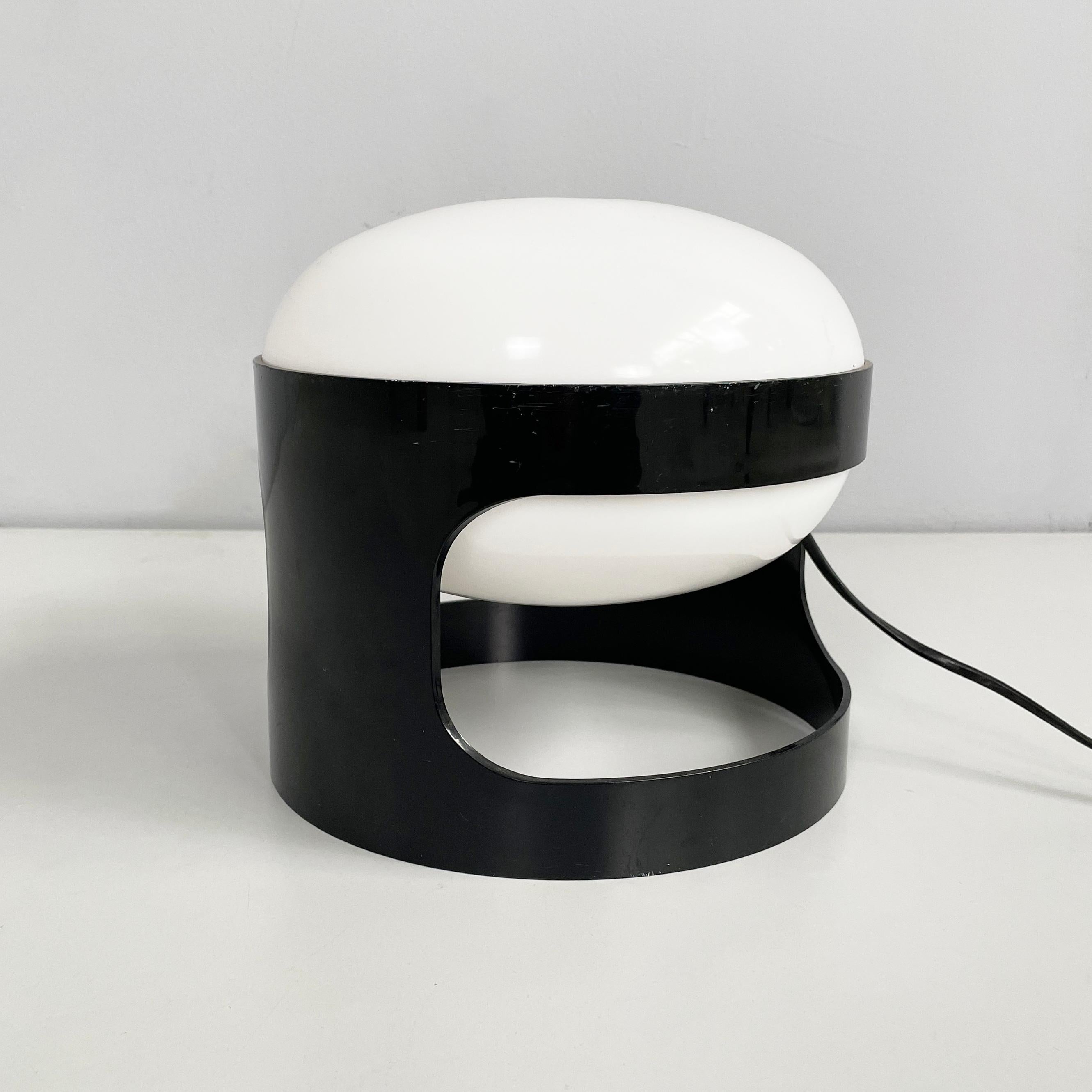 Lámpara de sobremesa italiana moderna de plástico marrón y blanco KD27 de Colombo Kartell, años 60 en Bueno estado para la venta en MIlano, IT