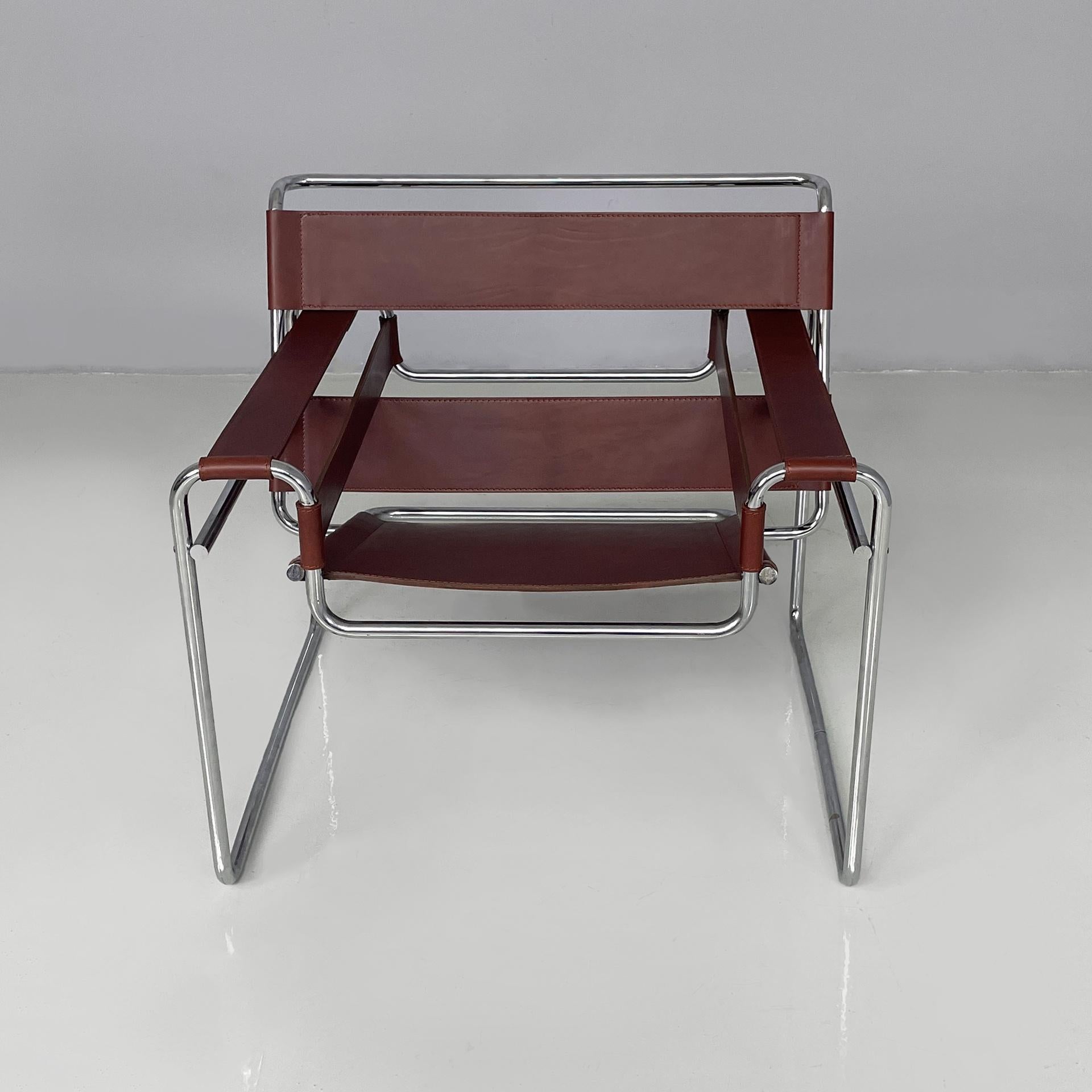 Sillones modernos italianos de cuero marrón Wassily de Marcel Breuer para Gavina, años 60
Pareja de sillones modelo Wassily o B3  en cuero marrón rojizo. El respaldo, los reposabrazos y el asiento son totalmente de cuero con costuras visibles. La