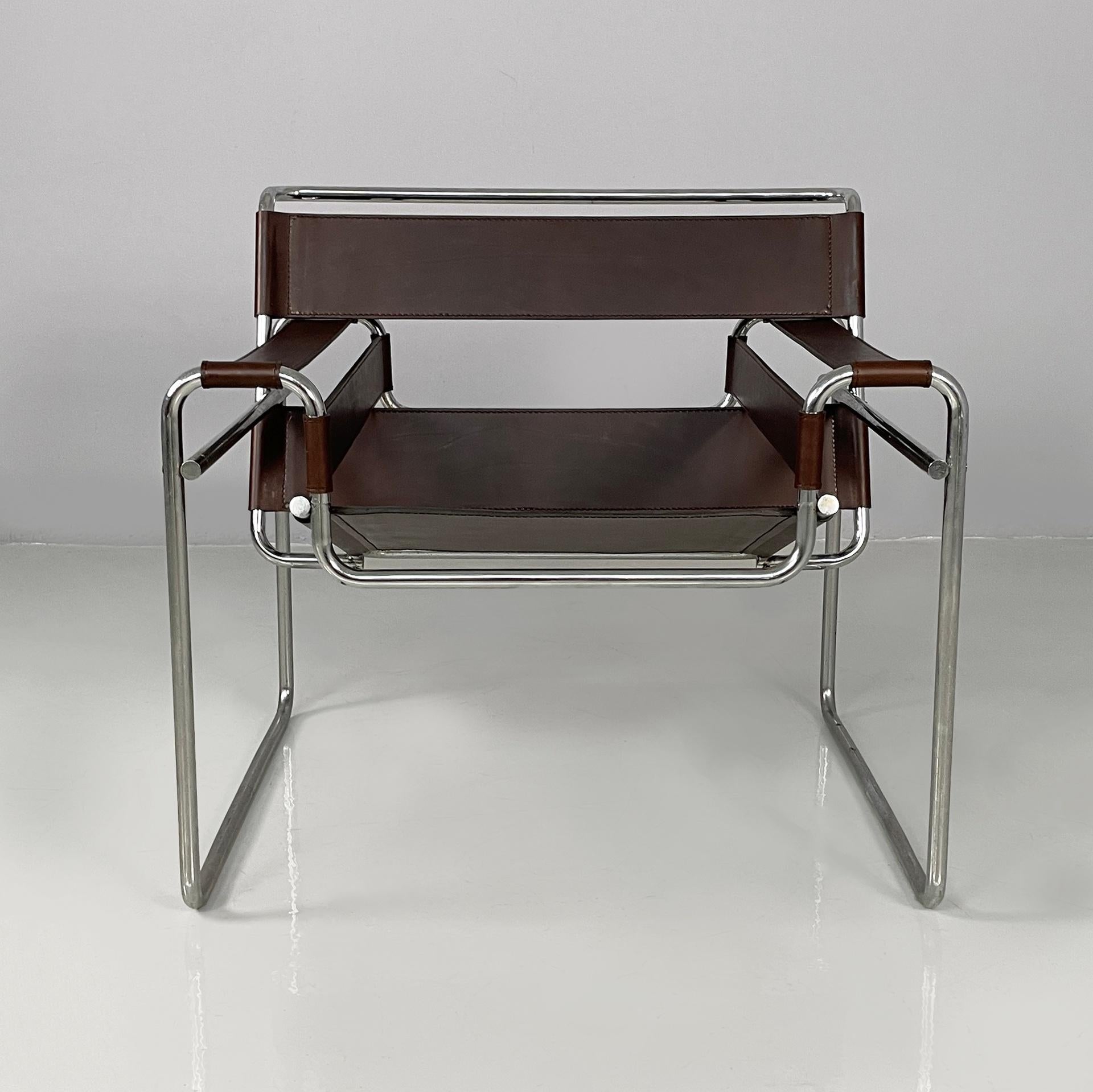 Sillones modernos italianos de cuero marrón Wassily de Marcel Breuer para Gavina, años 60
Pareja de sillones icónicos modelo Wassily o B3  de cuero marrón oscuro. El respaldo, los reposabrazos y el asiento son totalmente de cuero con costuras