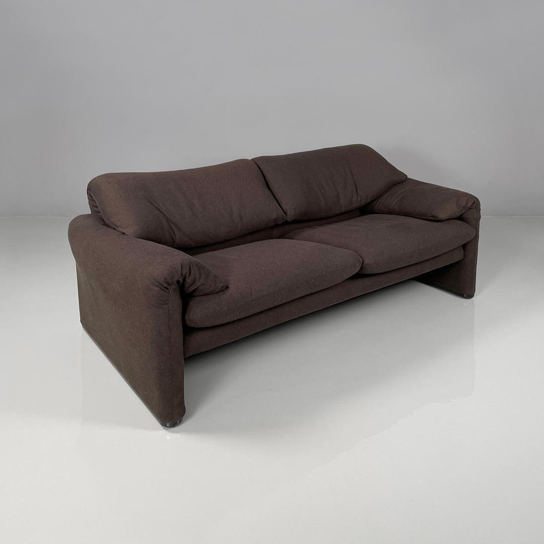 Canapé moderne italien en tissu marron Maralunga par Vico Magistretti pour Cassina 1970
Canapé deux places modèle Maralunga rembourré et recouvert de tissu rayé marron. Il dispose d'un appui-tête indépendant et rabattable pour chaque siège, ainsi