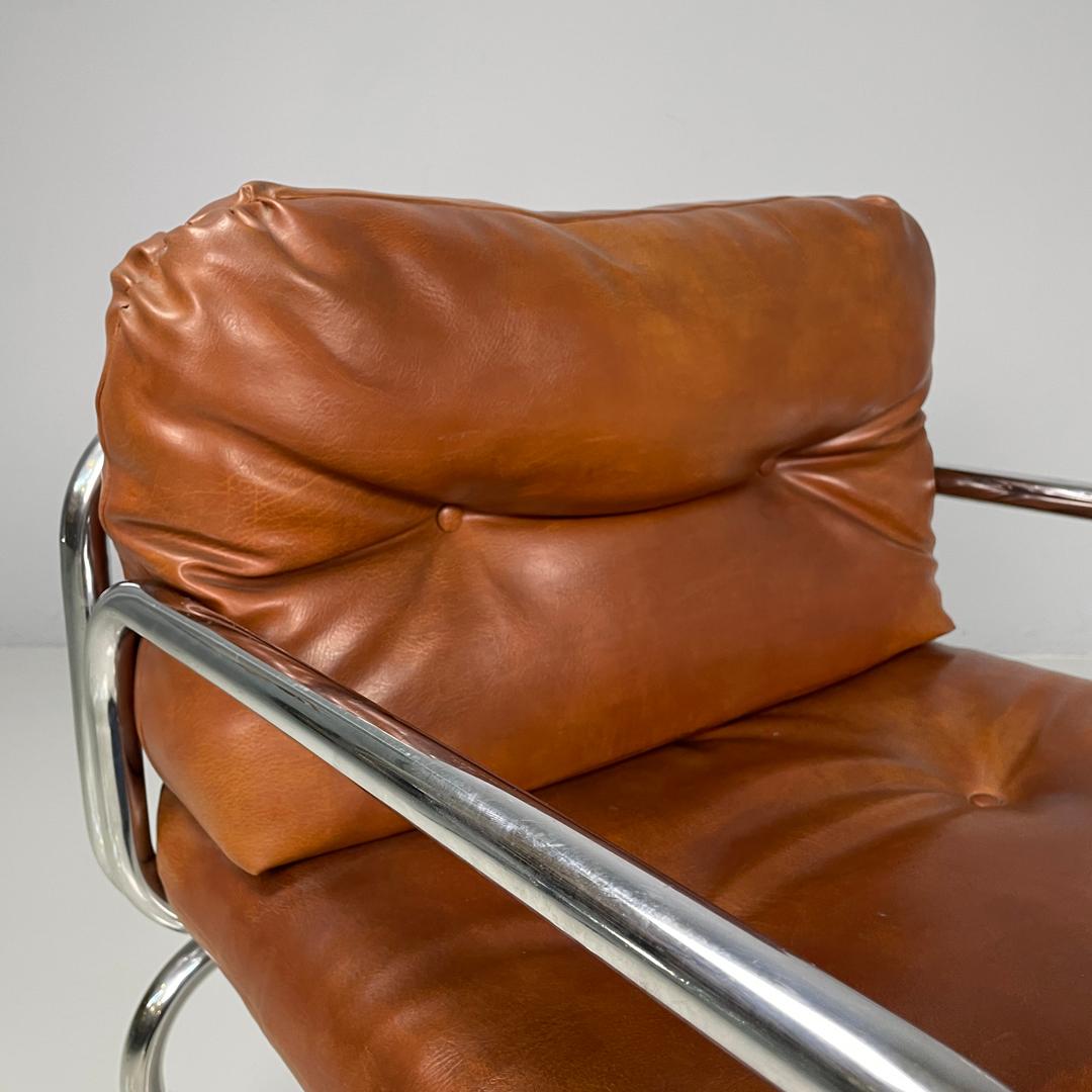 Sillones modernos italianos de piel sintética marrón y metal cromado, años 70 1