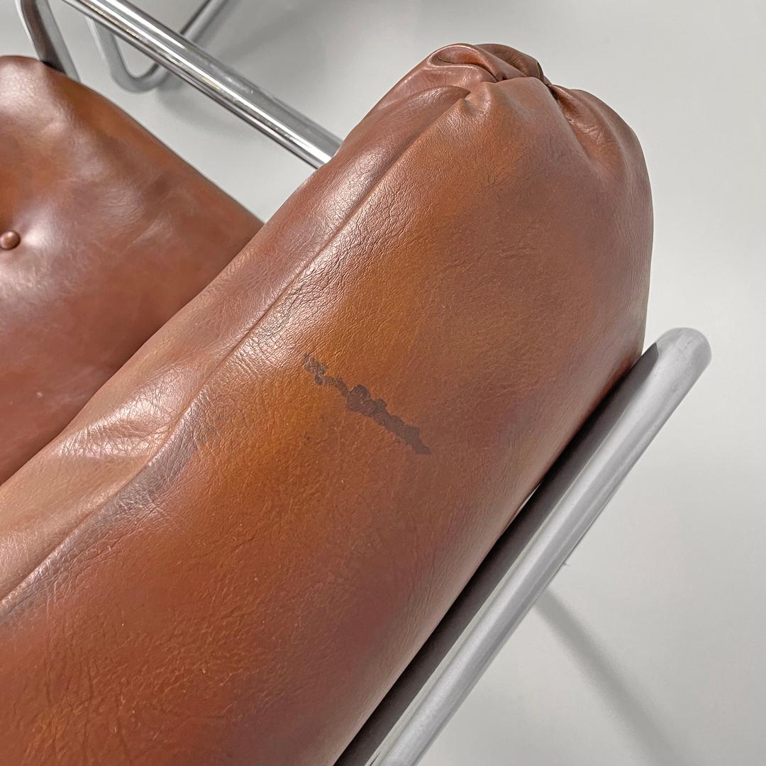 Sillones modernos italianos de piel sintética marrón y metal cromado, años 70 2