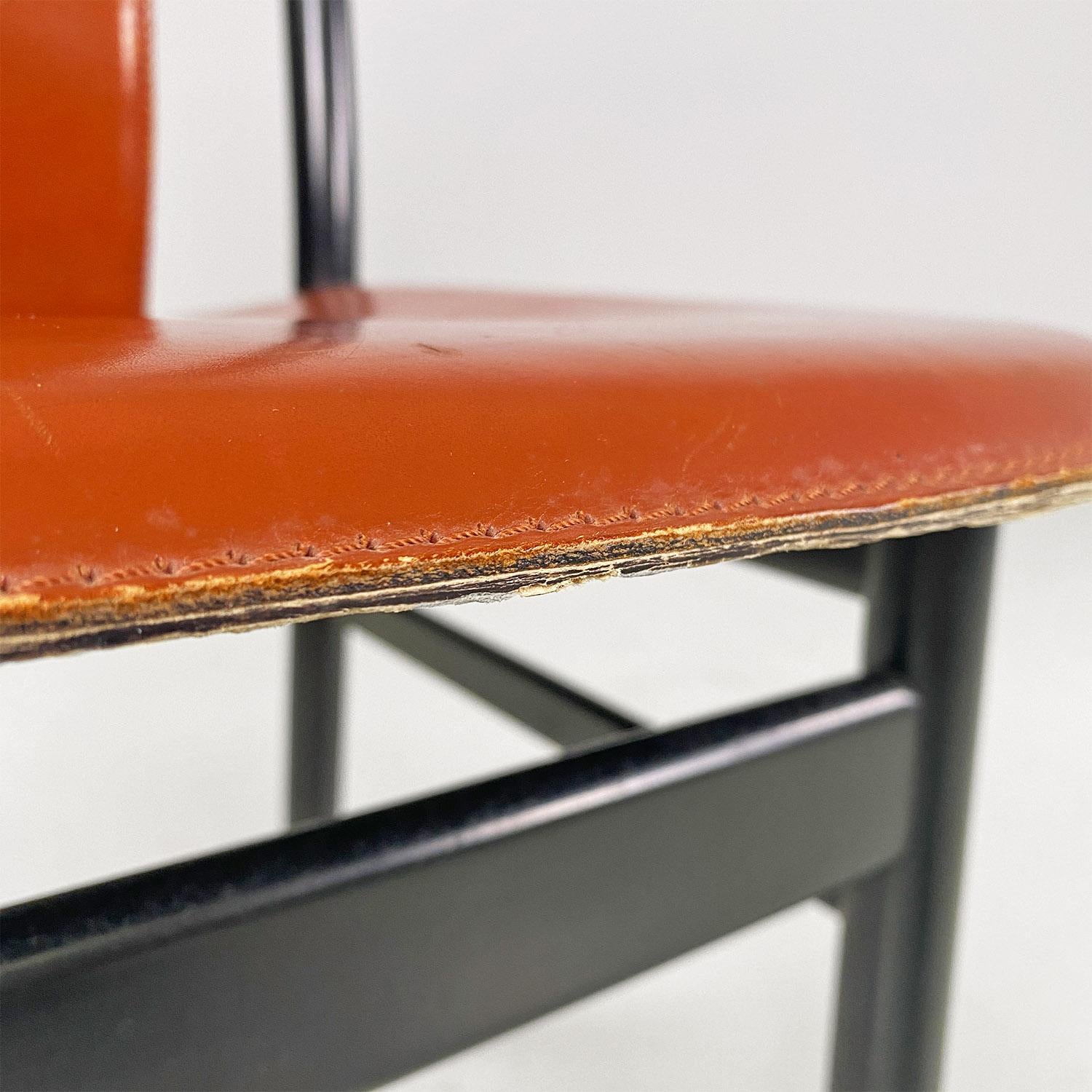Chaises modernes italiennes en cuir brun et bois noir, 1970 en vente 4