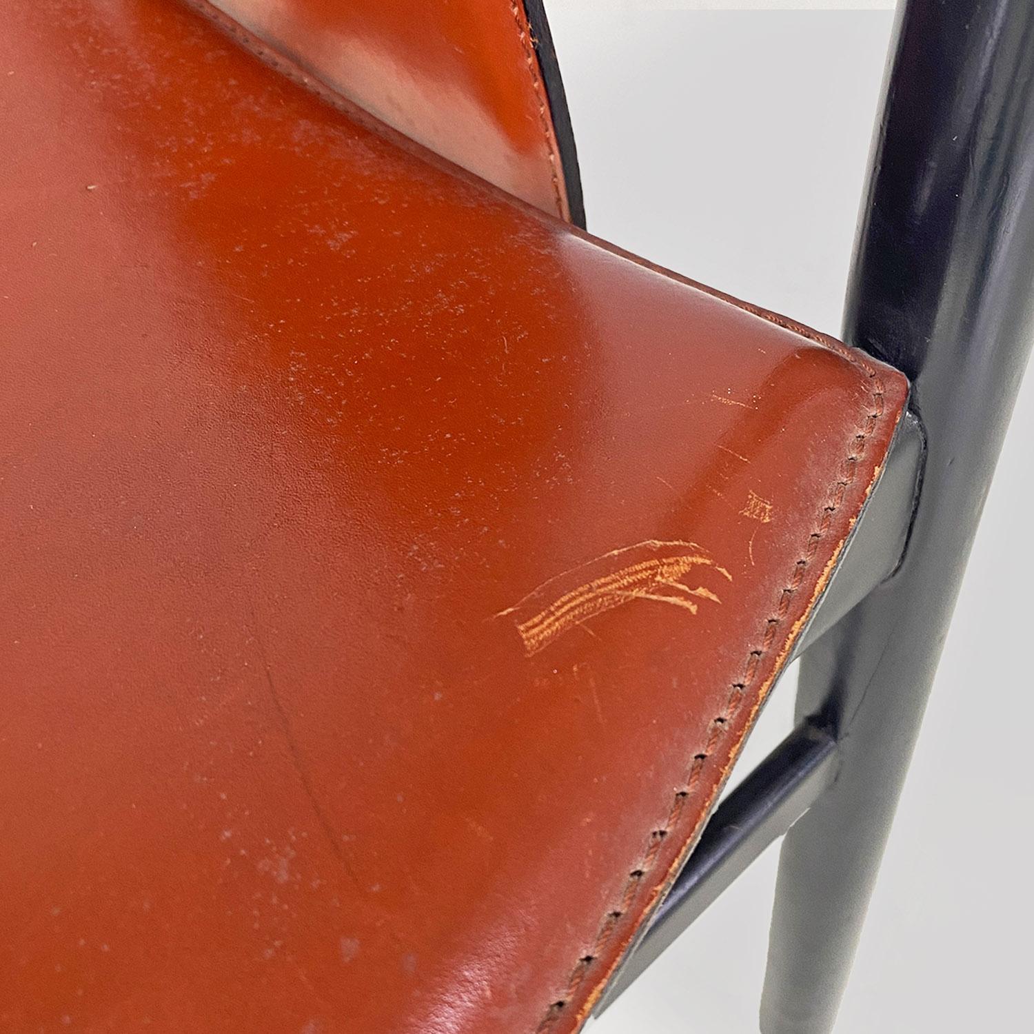 Chaises modernes italiennes en cuir brun et bois noir, 1970 en vente 5