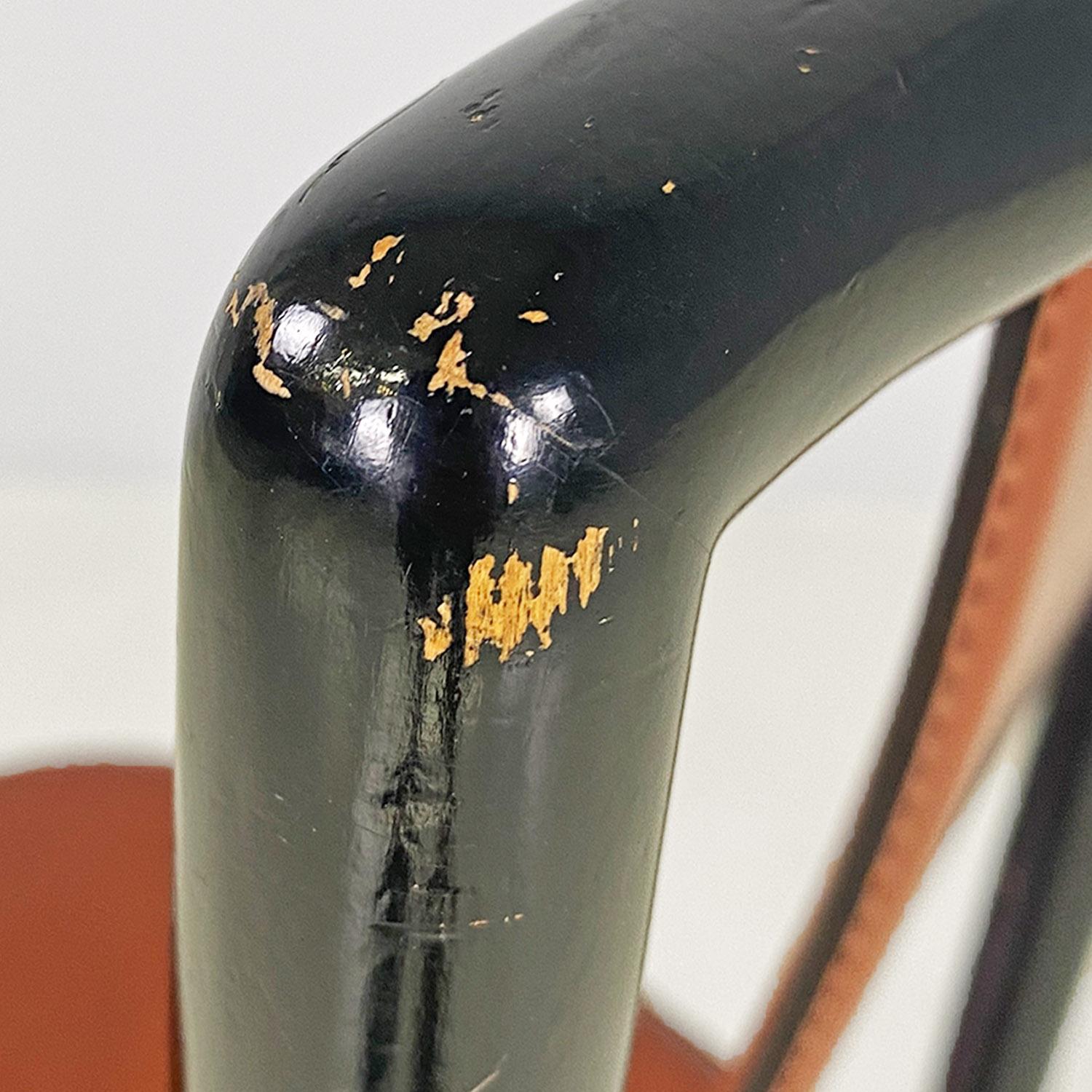 Chaises modernes italiennes en cuir brun et bois noir, 1970 en vente 9