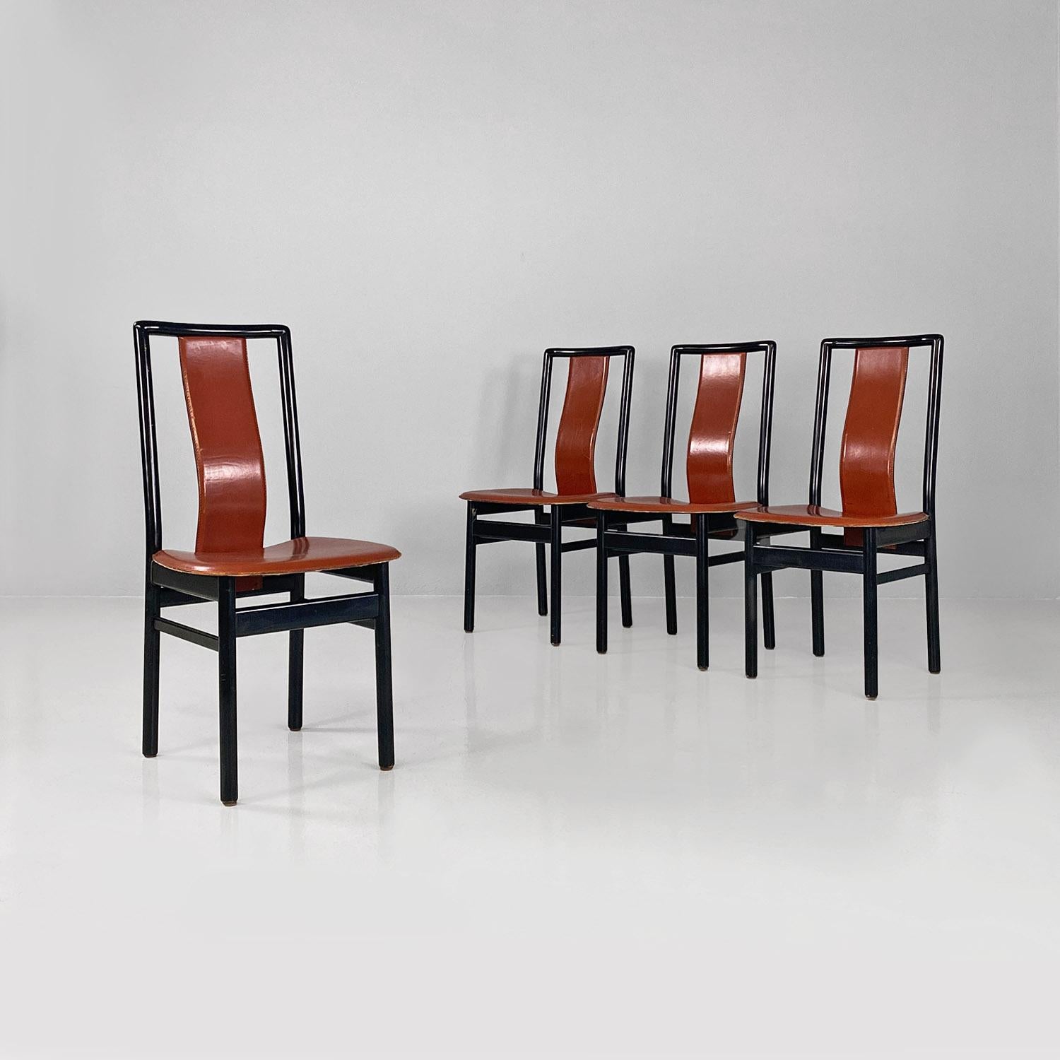 Chaises modernes italiennes en cuir brun et bois noir, années 1970.
Ensemble composé de quatre chaises en cuir brun rougeâtre et bois peint en noir. Le dossier en forme, revêtu de cuir, est doté d'une structure tubulaire en métal noir, tandis que
