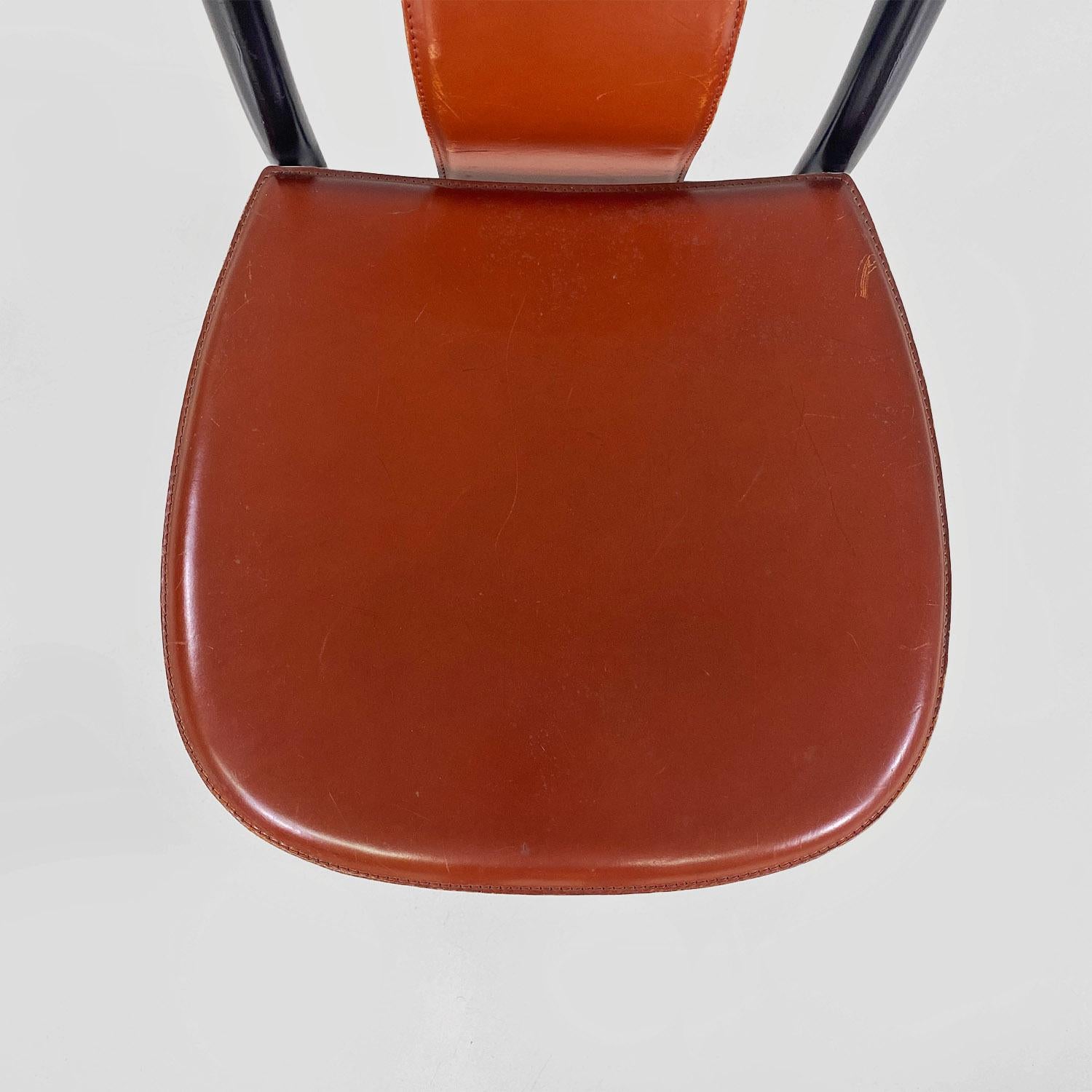 Chaises modernes italiennes en cuir brun et bois noir, 1970 en vente 1