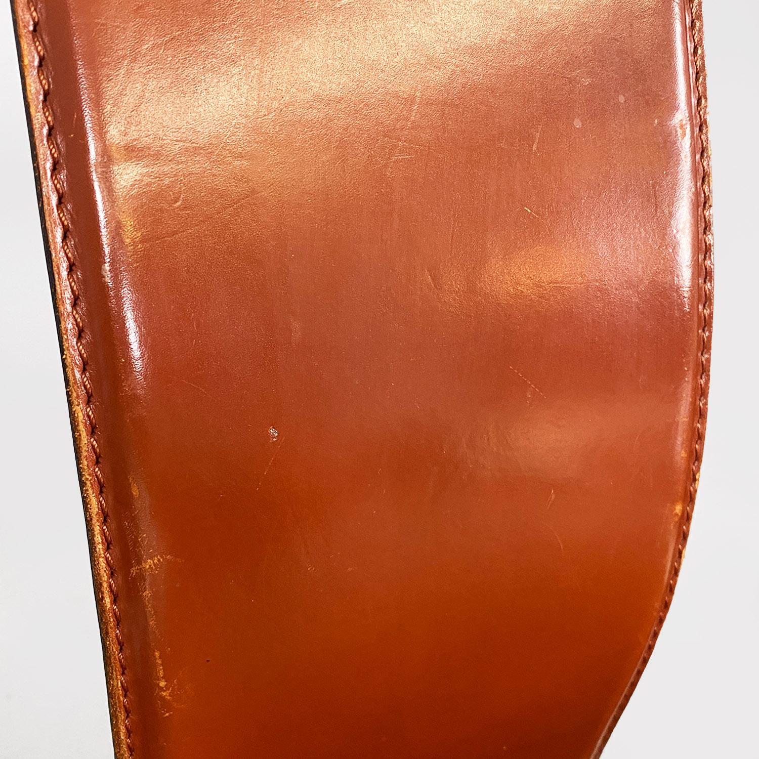 Chaises modernes italiennes en cuir brun et bois noir, 1970 en vente 2