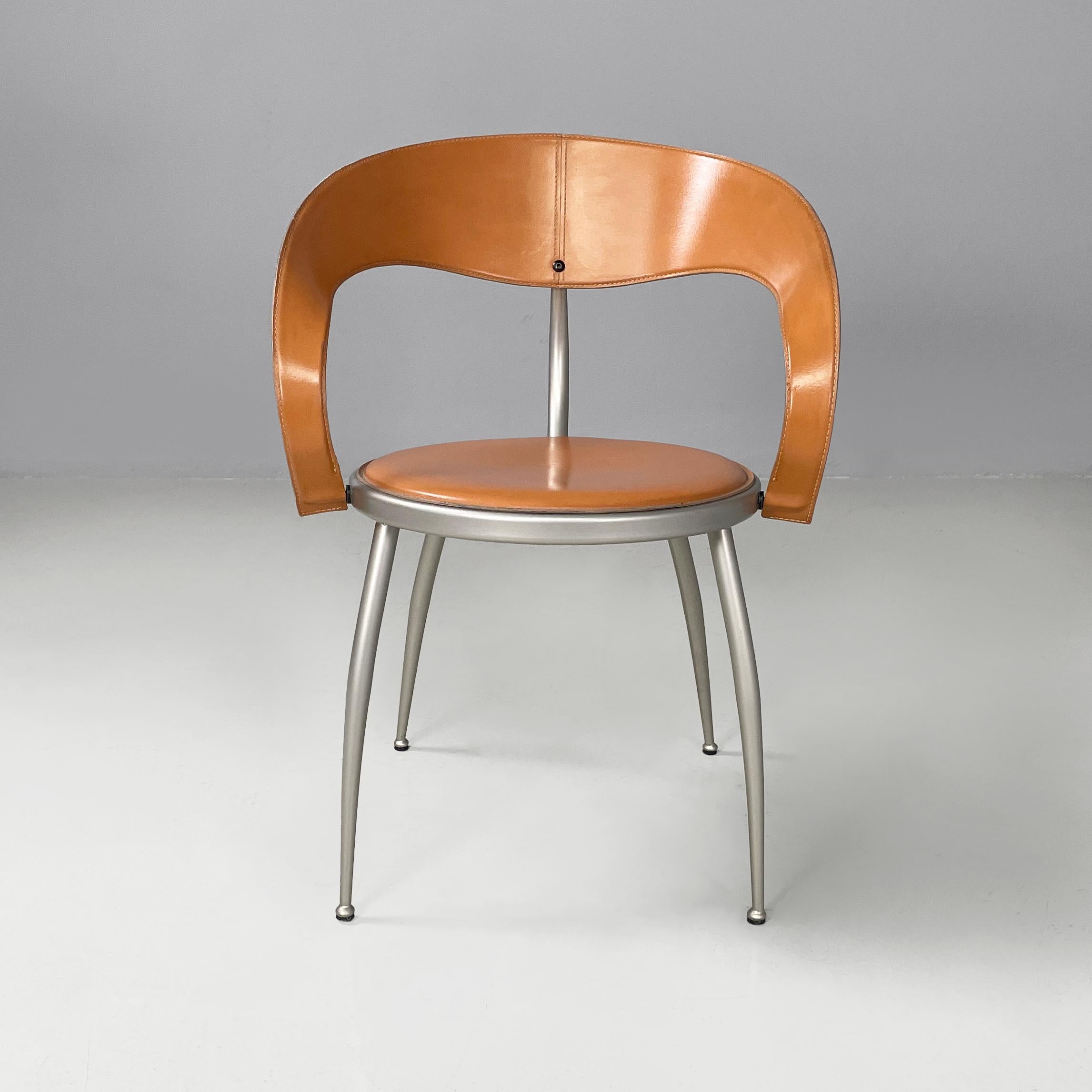 Sedie moderne italiane in pelle marrone e metallo di Calligaris, anni '70
Coppia di sedie con seduta rotonda in pelle marrone chiaro. Lo schienale curvo è in pelle, mentre la struttura e le gambe sono in tondino di metallo con piedi