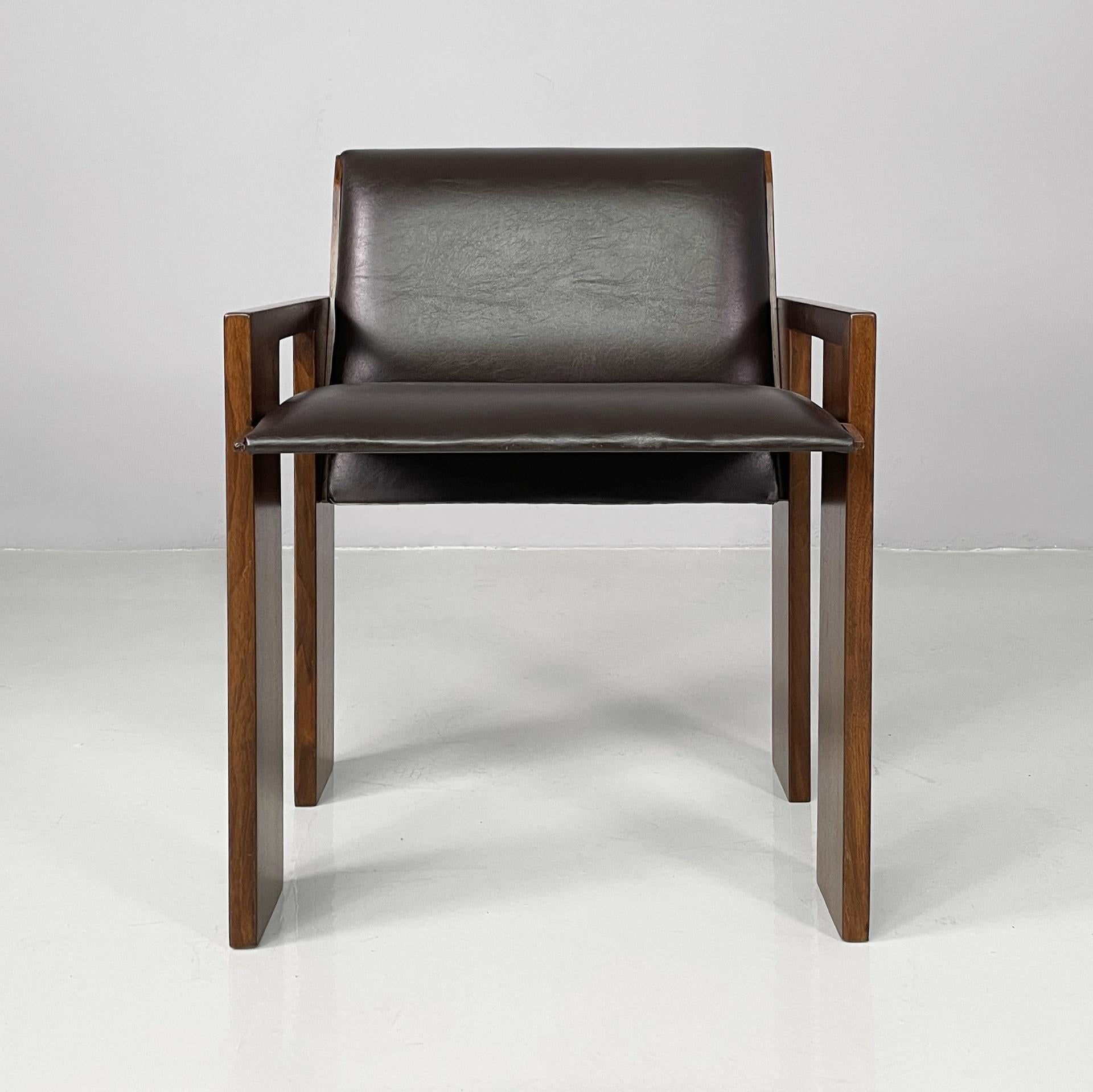 Moderne italienische Stühle aus braunem Leder und Holz von Marco Zanuso für Poggi, 1970er Jahre
Satz von vier Stühlen mit Sitz und Rückenlehne, gepolstert und mit braunem Leder bezogen. Die Struktur, die Armlehnen und die Beine sind aus Holzlatten