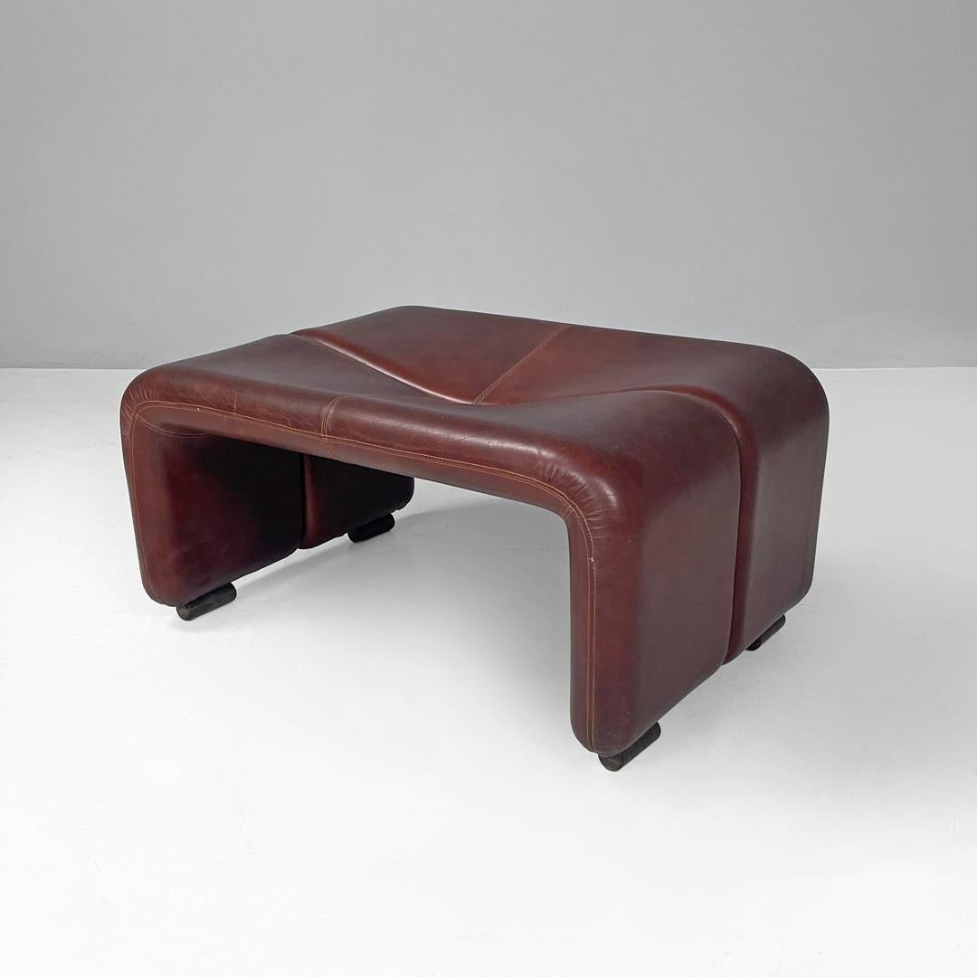Italian modern brown leather pouf Coronado Afra and Tobia Scarpa for B&B, 1970s
Pouf mod. Coronado lightly padded and covered in brown leather. In the central part of the top there is a curved recess. It has four cylindrical brown plastic