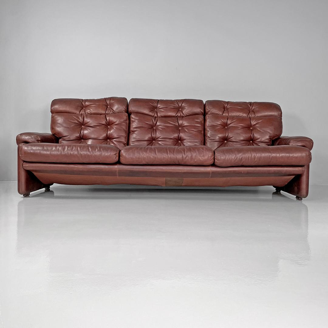 Canapé moderne italien en cuir marron Coronado Afra & Tobia Scarpa pour B&B, années 1970
Canapé modèle Coronado en cuir marron avec dossier haut. Les sièges, les accoudoirs et le dossier ont des lignes courbes et douces, avec des boutons. La