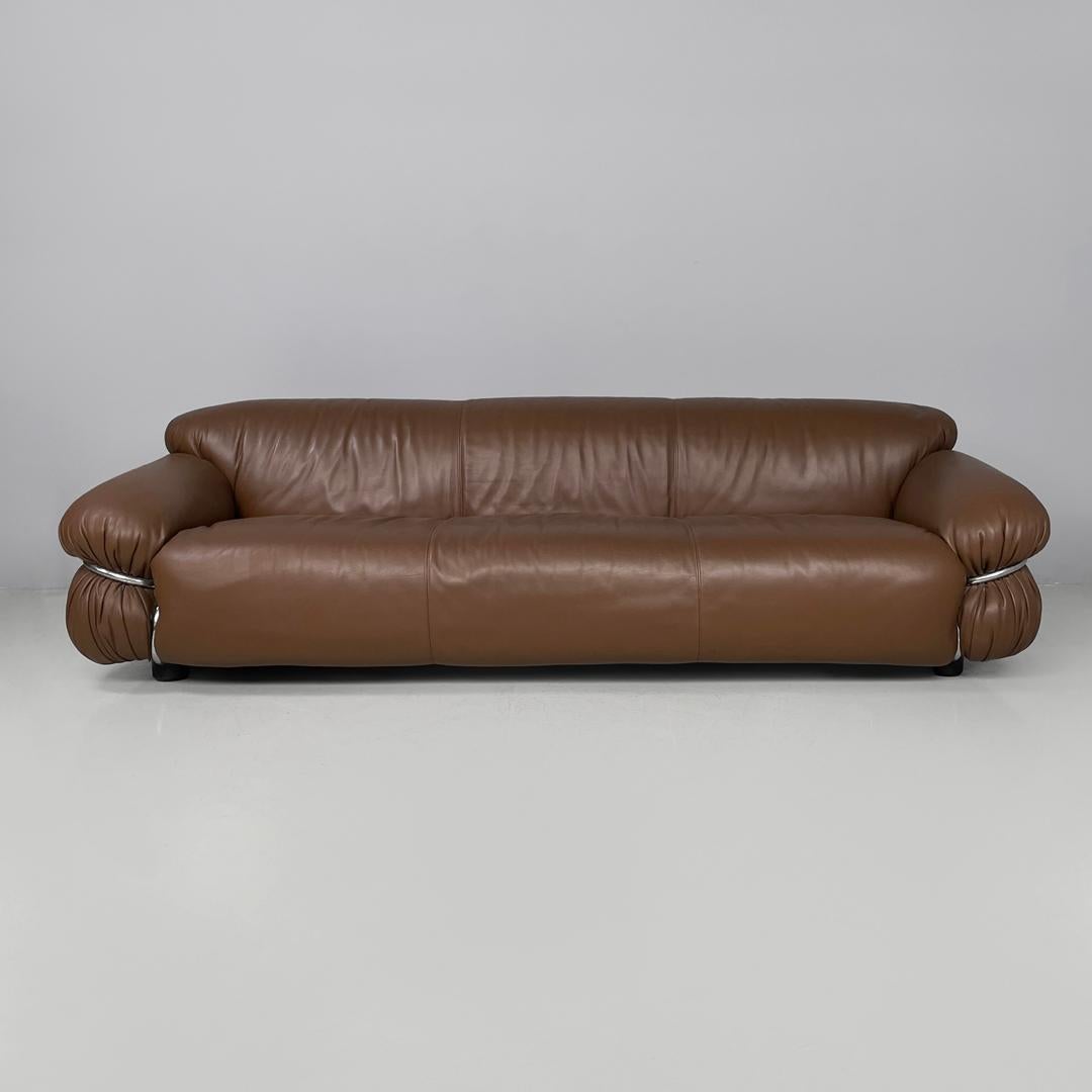 Italienisches modernes braunes Ledersofa Sesann Gianfranco Frattini für Cassina, 1970er Jahre
Sofa Modell Sesann in braunem Leder. Der Sitz, die Rückenlehne und die beiden Armlehnen folgen geschwungenen und abgerundeten Linien. Im unteren Teil des
