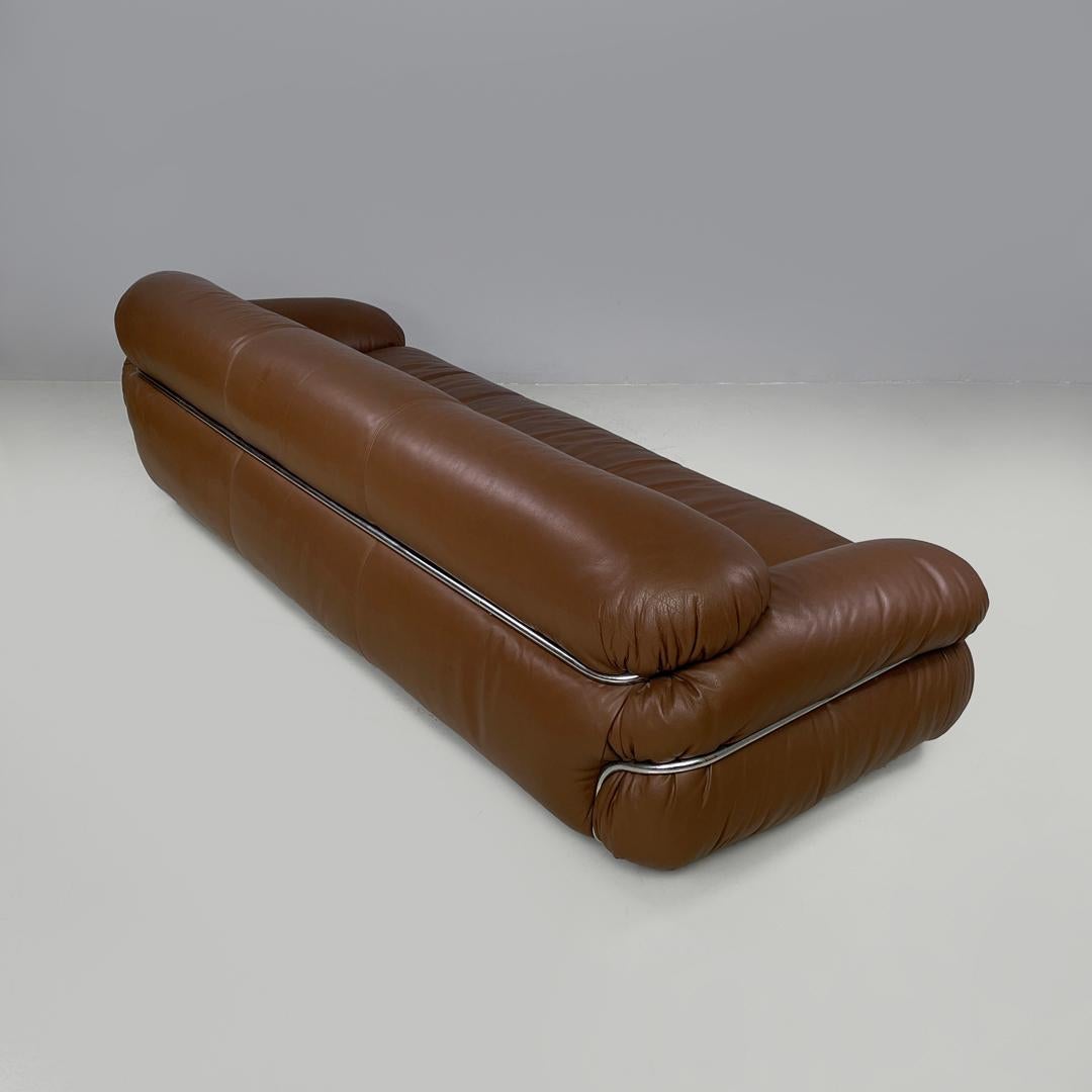 Italienisches modernes braunes Ledersofa Sesann Gianfranco Frattini für Cassina, 1970er Jahre (Italian) im Angebot
